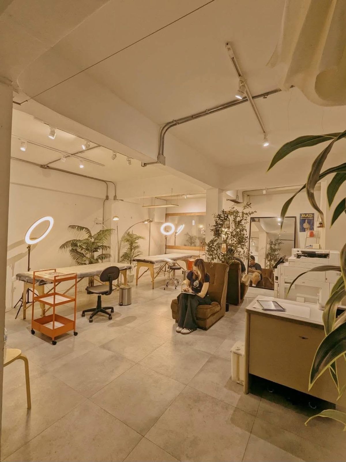 ให้เช่าสำนักงานสุขุมวิท อโศก ทองหล่อ : 🔥 Business for Sale in Central Sukhumvit – Popular expat location! Ideal for Café, Co-working Space, Fragrance Shop, Bar, Hair Salon, Nail Salon, Pilates Studio, Showroom
📍Sukhumvit Soi 31, near BTS Phrom Phong & EmSphere
Takeover Price: 449,000 THB 