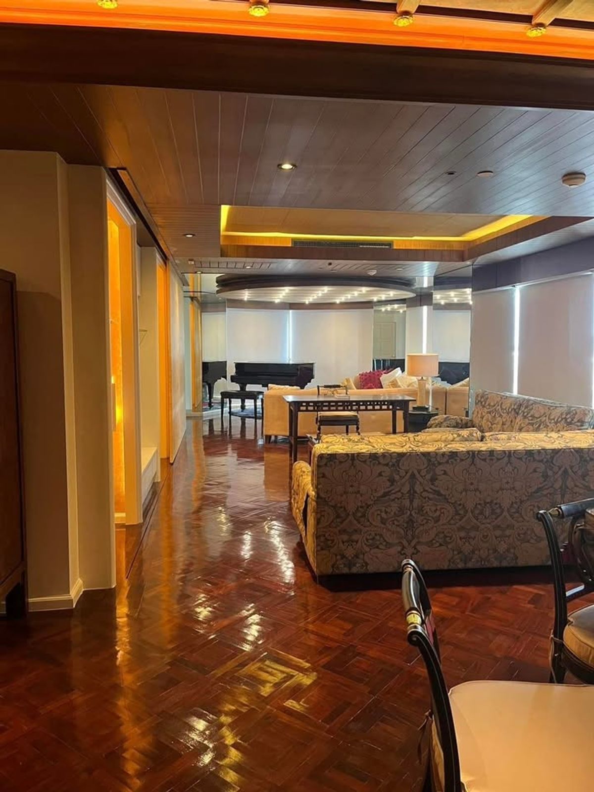 For RentCondoSilom, Saladaeng, Bangrak : LTH12313 - State Tower Silom for Rent Size 267 SQM. 2 Beds 1 Bath Near BTS Silom Station Only 140K/Month