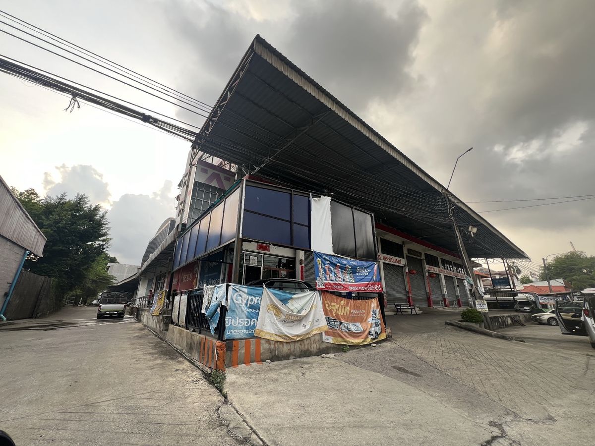 For RentLandYothinpattana,CDC : Rental land and commercial buildings with long -term warehouses Along the Ekkamai Ramintra express