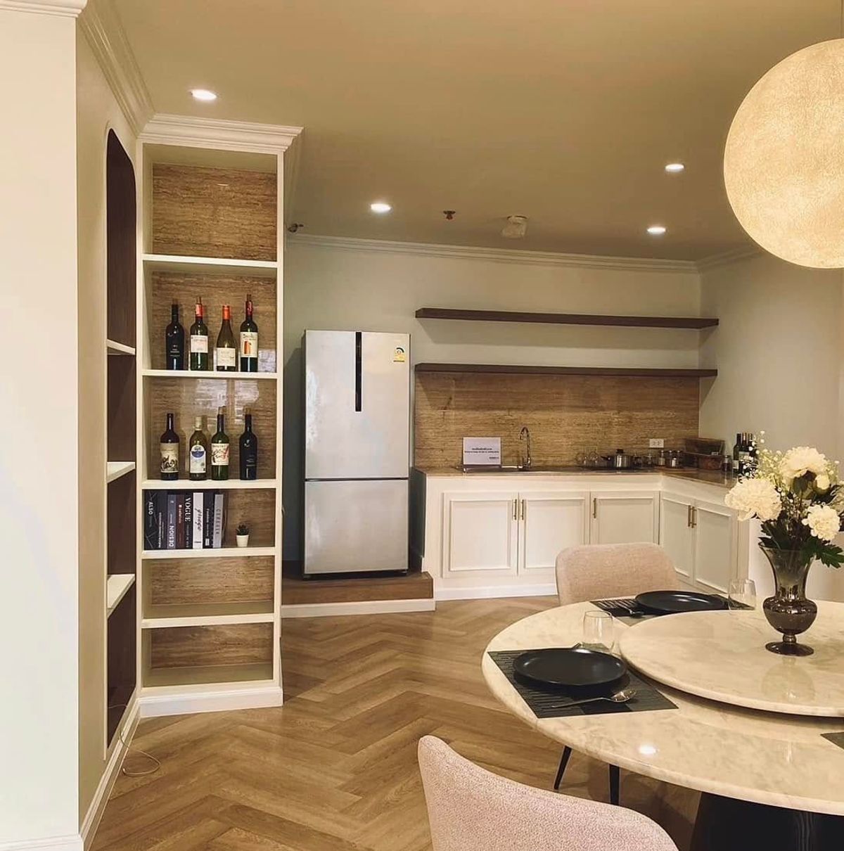 For SaleCondoSukhumvit, Asoke, Thonglor : For Sale The Moonstone Thonglor Sukhumvit 59 Reign Condo, large room, contact 095-530-0101 (Emi)