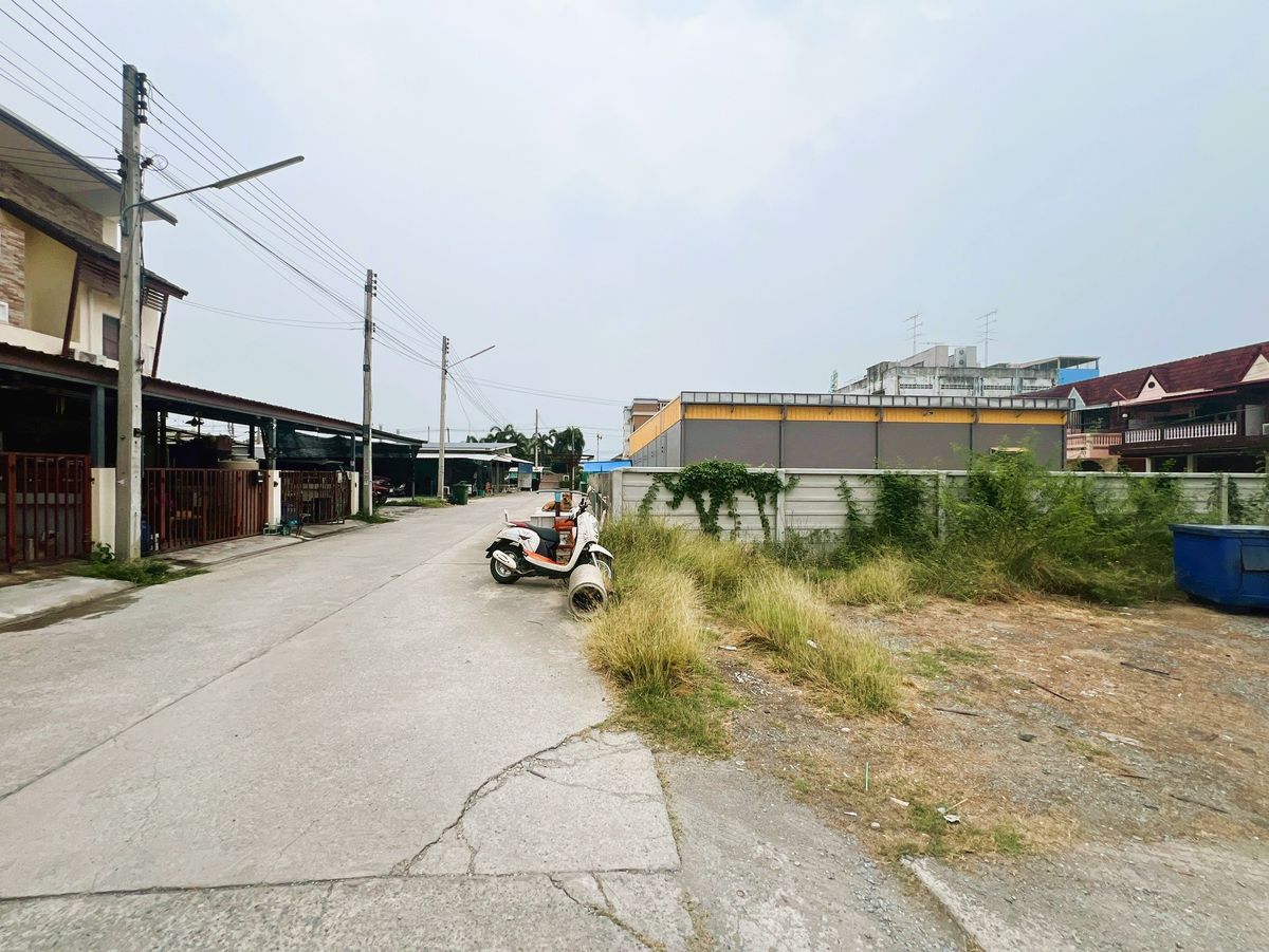 For SaleLandNakhon Pathom : Land for sale with buildings Near Central, Nakhon Pathom, area 633 sq.w. Nong Kha, Sanam Chan