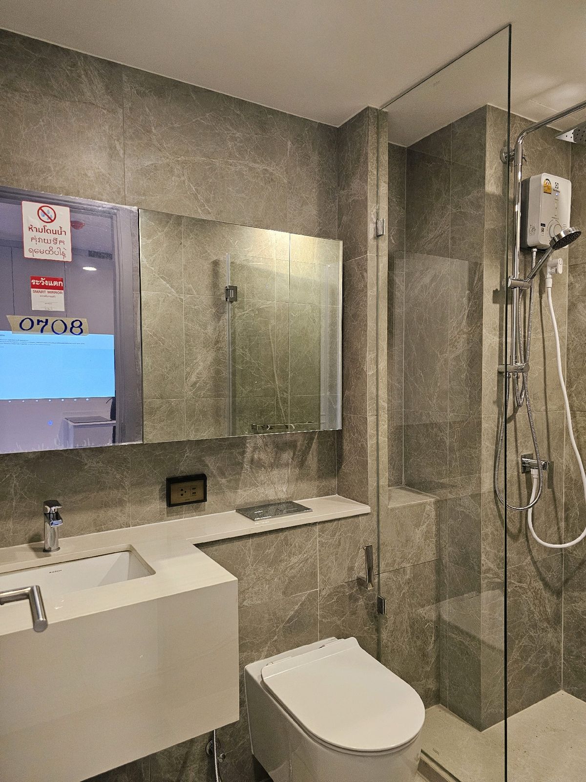 For RentCondoRatchadapisek, Huaikwang, Suttisan : 🔥For urgent rent🔥Soho Bangkok Ratchada near MRT Huai Khwang, extra large room size, Low Floor (foreigners welcome)