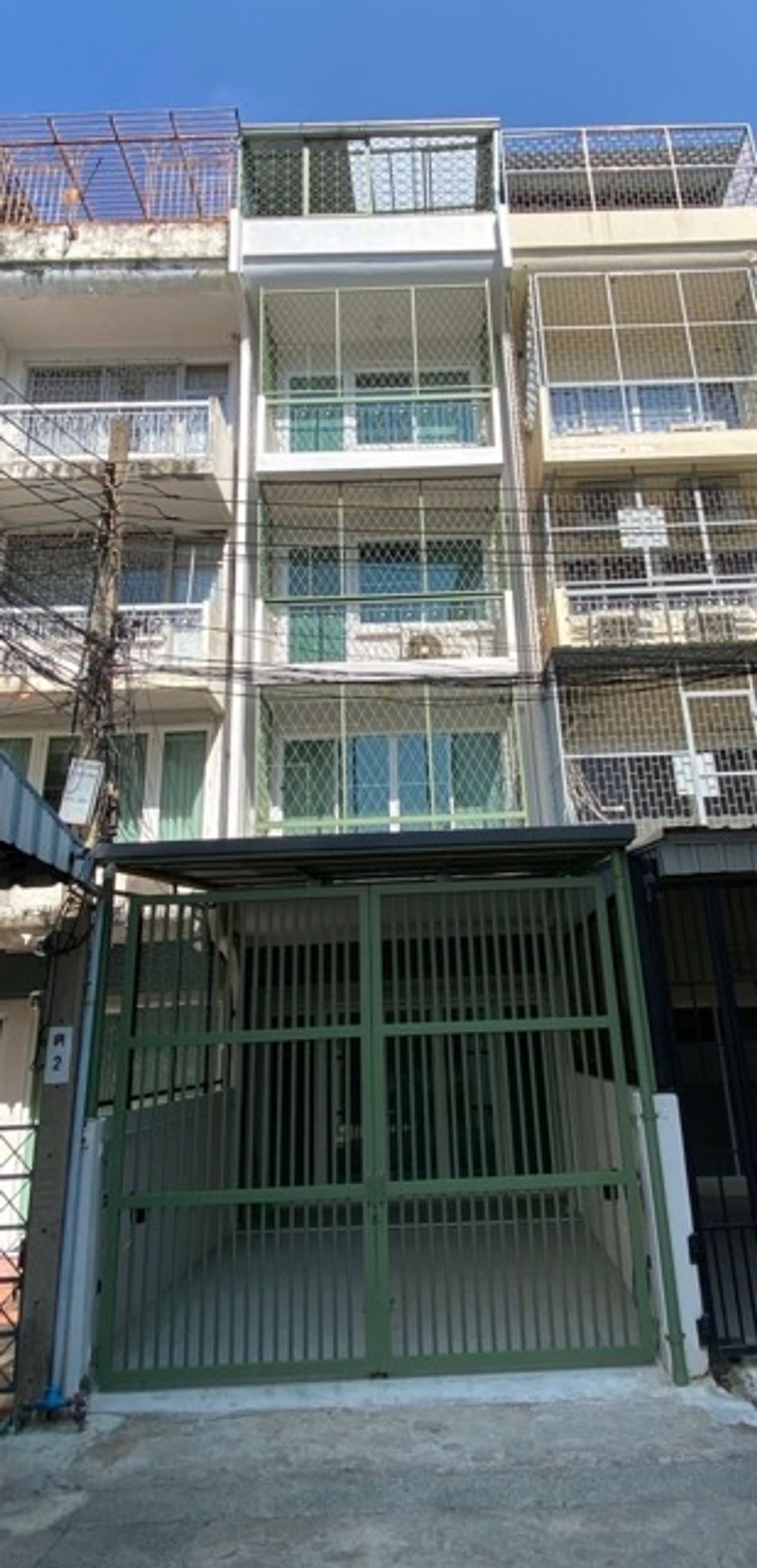 For RentShop HouseSilom, Saladaeng, Bangrak : Rent a 4 -story commercial building, Bang Rak District, opposite Wat Kak New renovation New furniture Suitable for hosting hostel airbnb, accommodation for rent