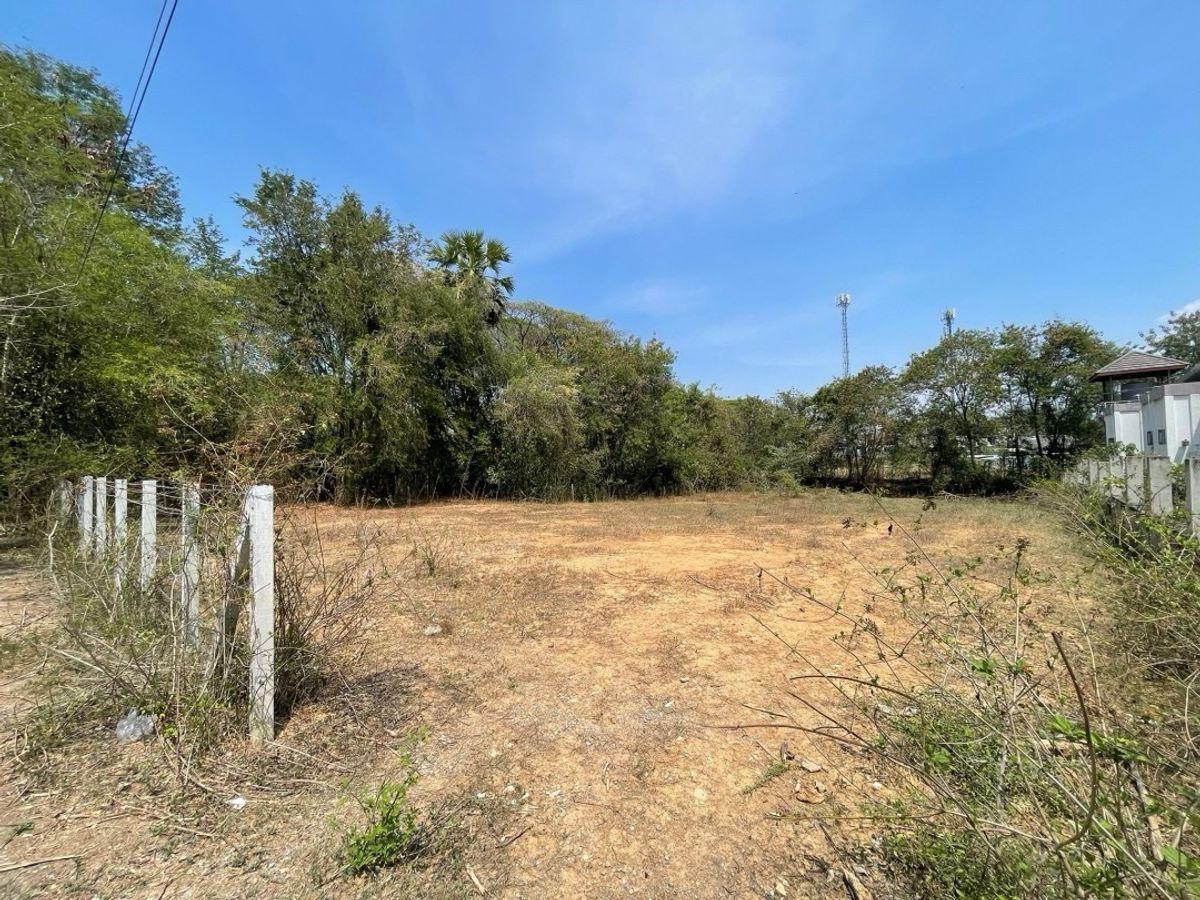 For SaleLandPak Chong KhaoYai : 📢 Prime location! Situated in a vibrant community, near Lotus Pak Chong and close to Bangkok. Beautiful land with mountain views.