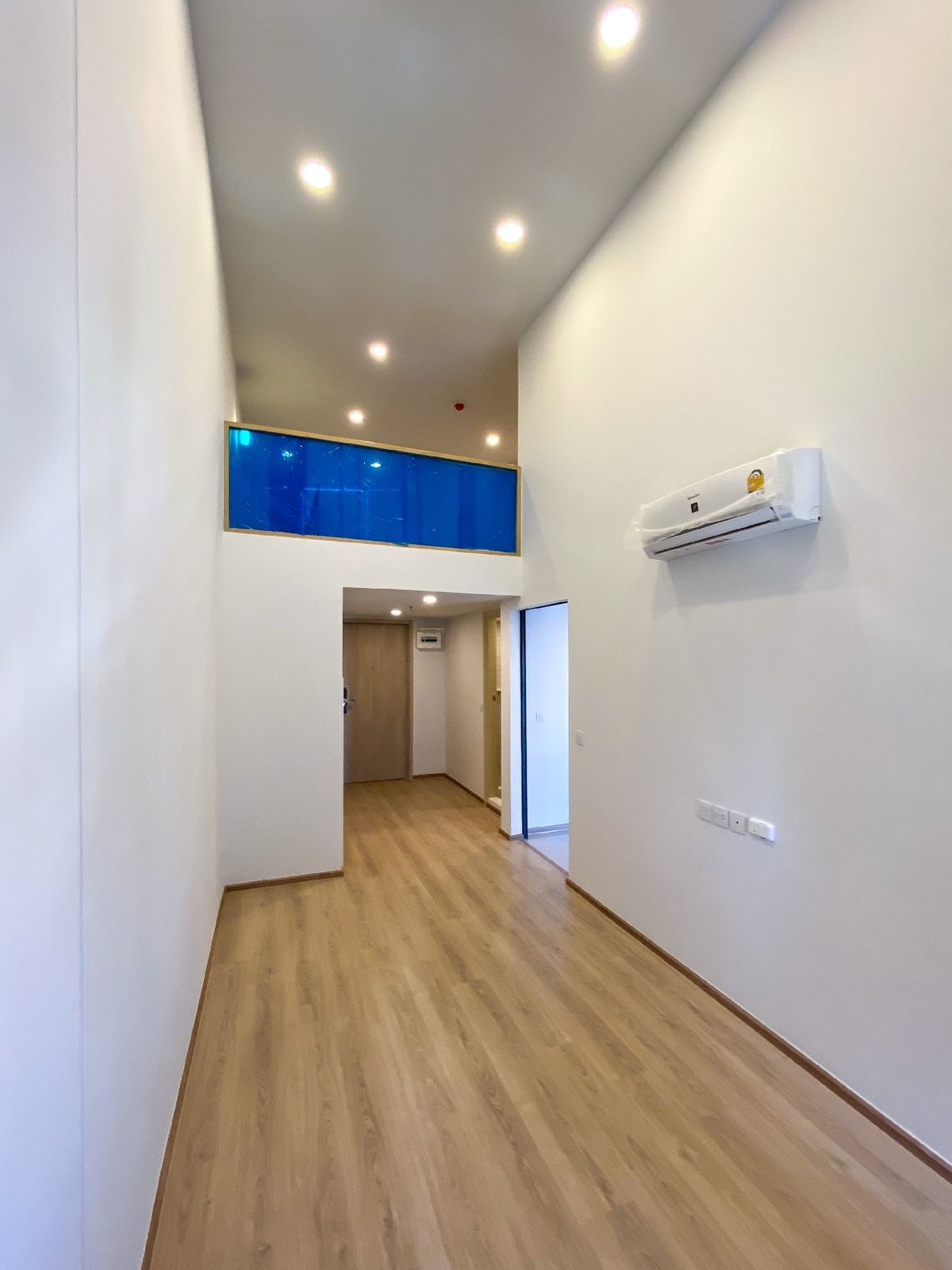 For SaleCondoKhlongtoei, Kluaynamthai : Urgent sale !!! LIFE RAMA4-ASOKE Condo, VERTIPLEX, 33, East side, downstairs 28.5 sqm. + 12 sqm.  