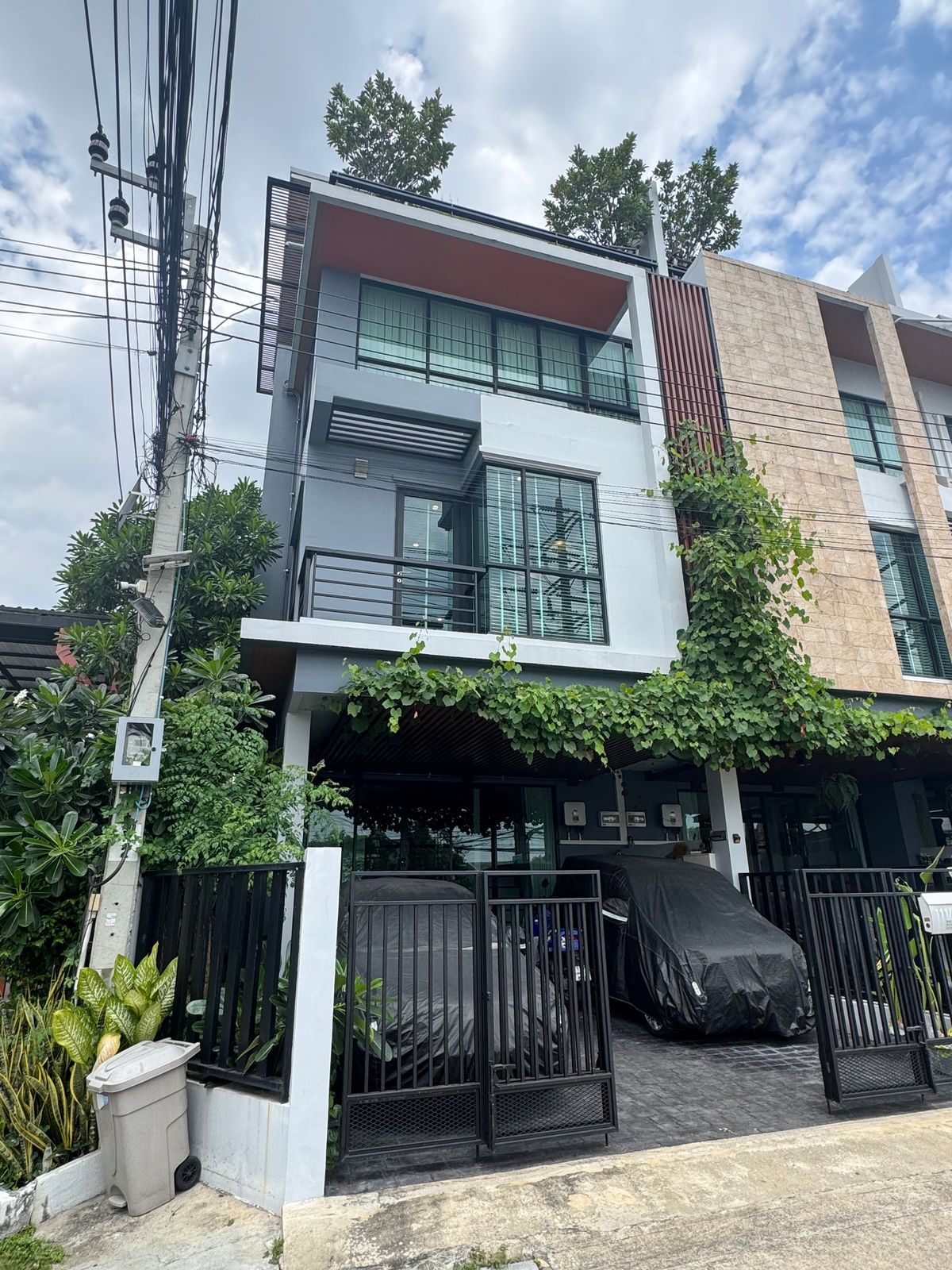 ขายนนทบุรี บางใหญ่ บางบัวทอง : ขายโฮมออฟฟิศ โมทาวน์ บริโอ้ แจ้งวัฒนะ-ประชาชื่น หลังมุม สภาพดี พร้อมติดโซล่าเซลล์ ประหยัดไฟ