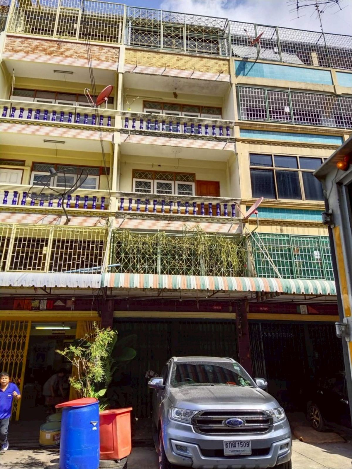 For SaleShop HouseThaphra, Talat Phlu, Wutthakat : 🏢 Selling a 5 -story commercial building, land size 16 sq.m., 320 sqm. Chom Thong District, near Big Hai Santong 👍  