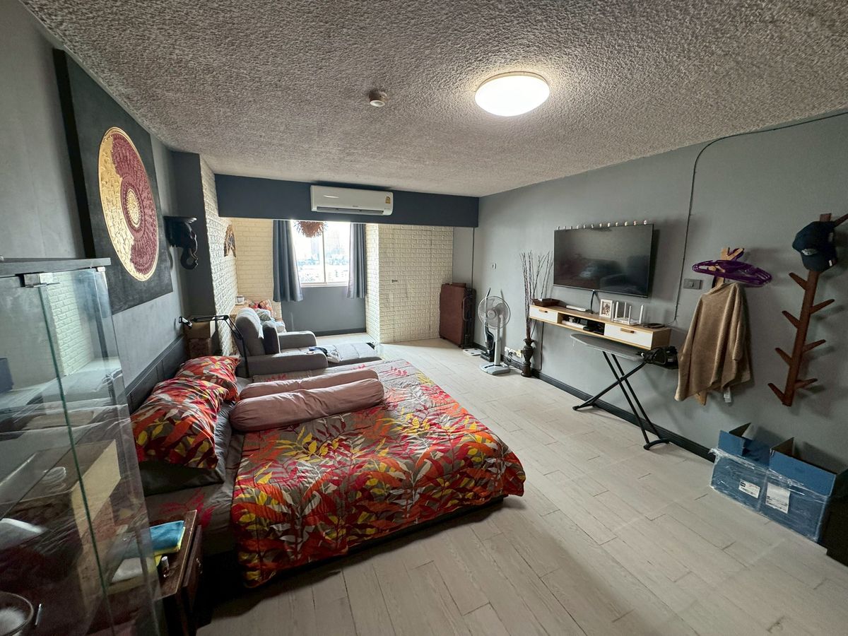 For SaleCondoRatchadapisek, Huaikwang, Suttisan : Urgent sale, the cheapest Condo Sriwara Mansion 1 Srivara Mansion, a studio room, size 40 sq.m., 1 bedroom, 1 high water, beautiful view, near MRT, Cultural Center. Interested, contact Sumet 061-949-8888.