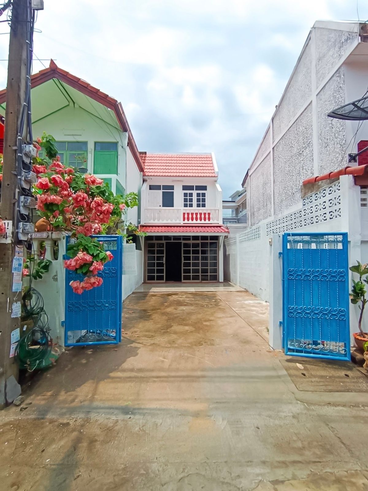 ขายทาวน์โฮมรัตนาธิเบศร์ สนามบินน้ำ พระนั่งเกล้า : ขายด่วน ทาวน์เฮ้าส์ 2 ชั้น หมู่บ้านธนพัฒนา ซ.นนทบุรี8แยก2(หลังมุม) เนื้อที่ 27 ตารางวา พื้นที่ใช้สอย 110 ตารางเมตร
