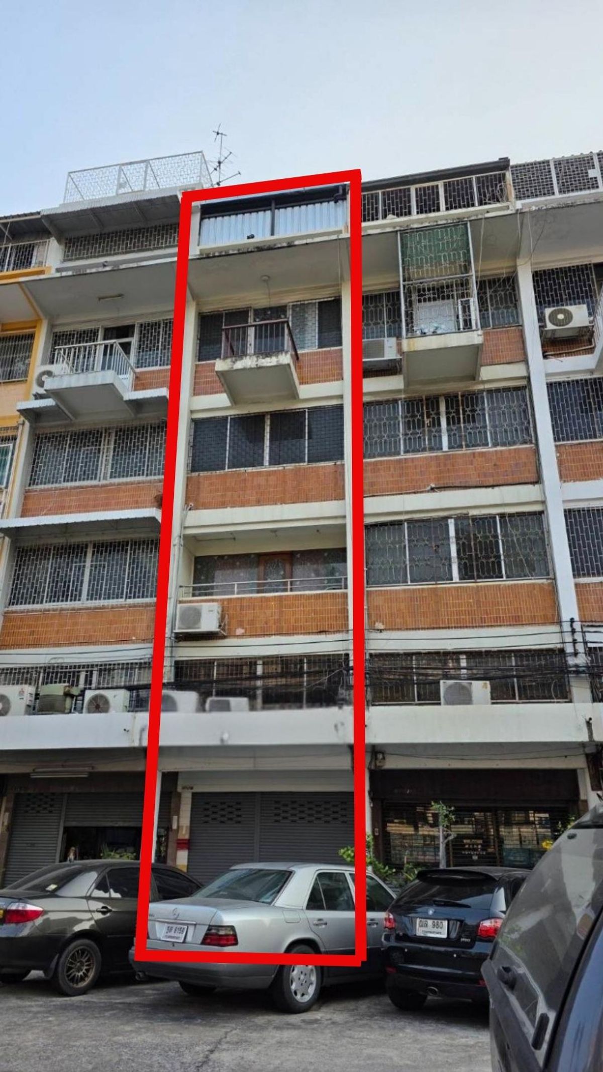 For SaleShop HouseSathorn, Narathiwat : Selling a 4 -story building+mezzanine on Charoen Krung Road, Golden Location near Asiatique. There is a parking lot.
