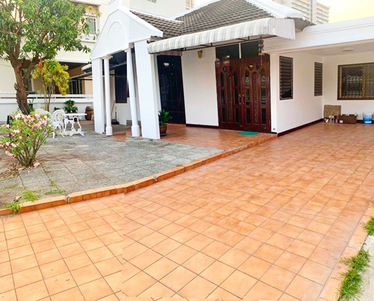 For RentHouseOnnut, Udomsuk : Rent 72 Sq. The best price 240 sqm. Very big! Attached to Bitec Bangna, detached house, Soi Bangna-Trat 14-20 BTS Bangna MRT Sri Iam 900 m.