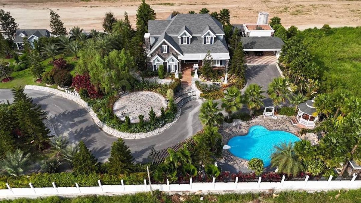 For SaleHousePak Chong KhaoYai : 📢 5 European-style houses With a swimming pool on nearly 5 rai of land. Perfect for a family residence or can be developed into a resort.