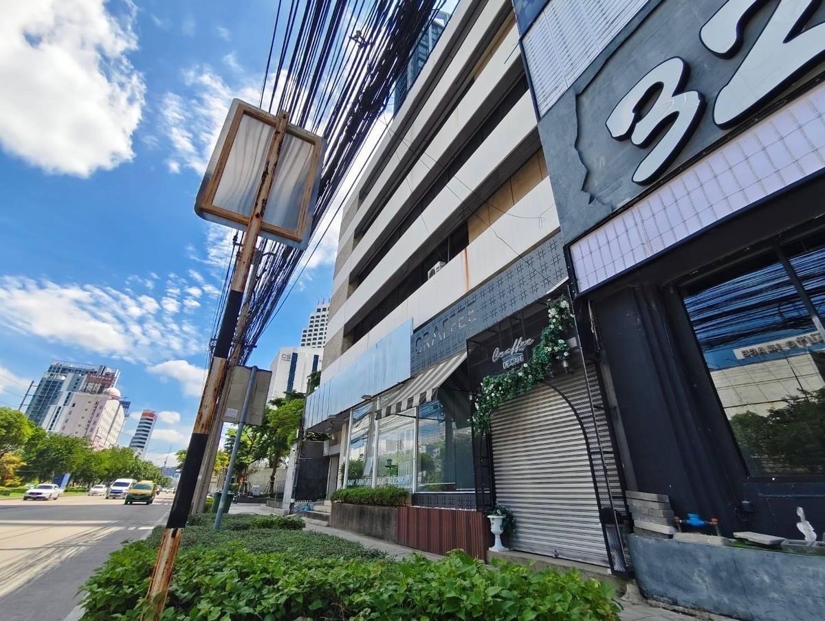 For SaleShop HouseRatchadapisek, Huaikwang, Suttisan : Commercial building for sale Next to the main road in the heart of Huai Khwang