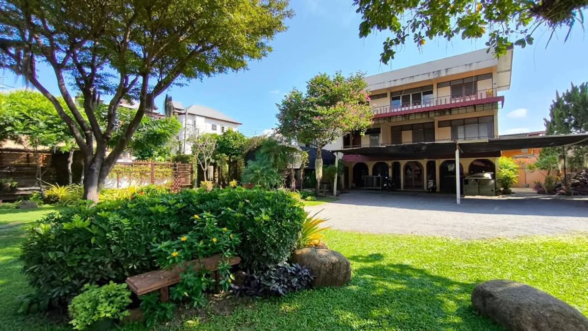 For SaleLandChiang Mai : Land for sale 280 sq.m. with buildings to renovate Golden location in Tha Phae District, Chiang Mai, suitable for business, hotel guesthouses, restaurants, cafes