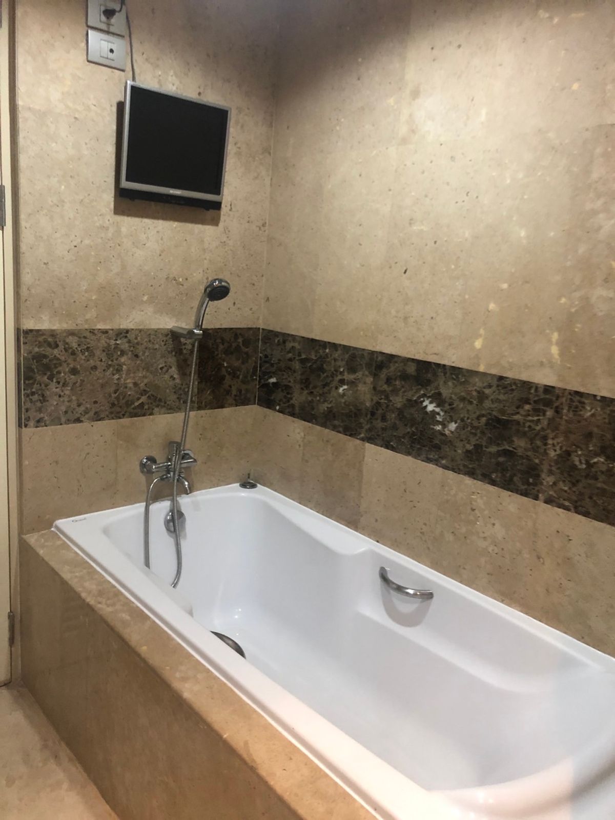 For SaleCondoSathorn, Narathiwat : 📢👇 Only minor damage , has been structurally inspected by an engineer and result shows that it is safe. Worth for living or investing as in good area and location 