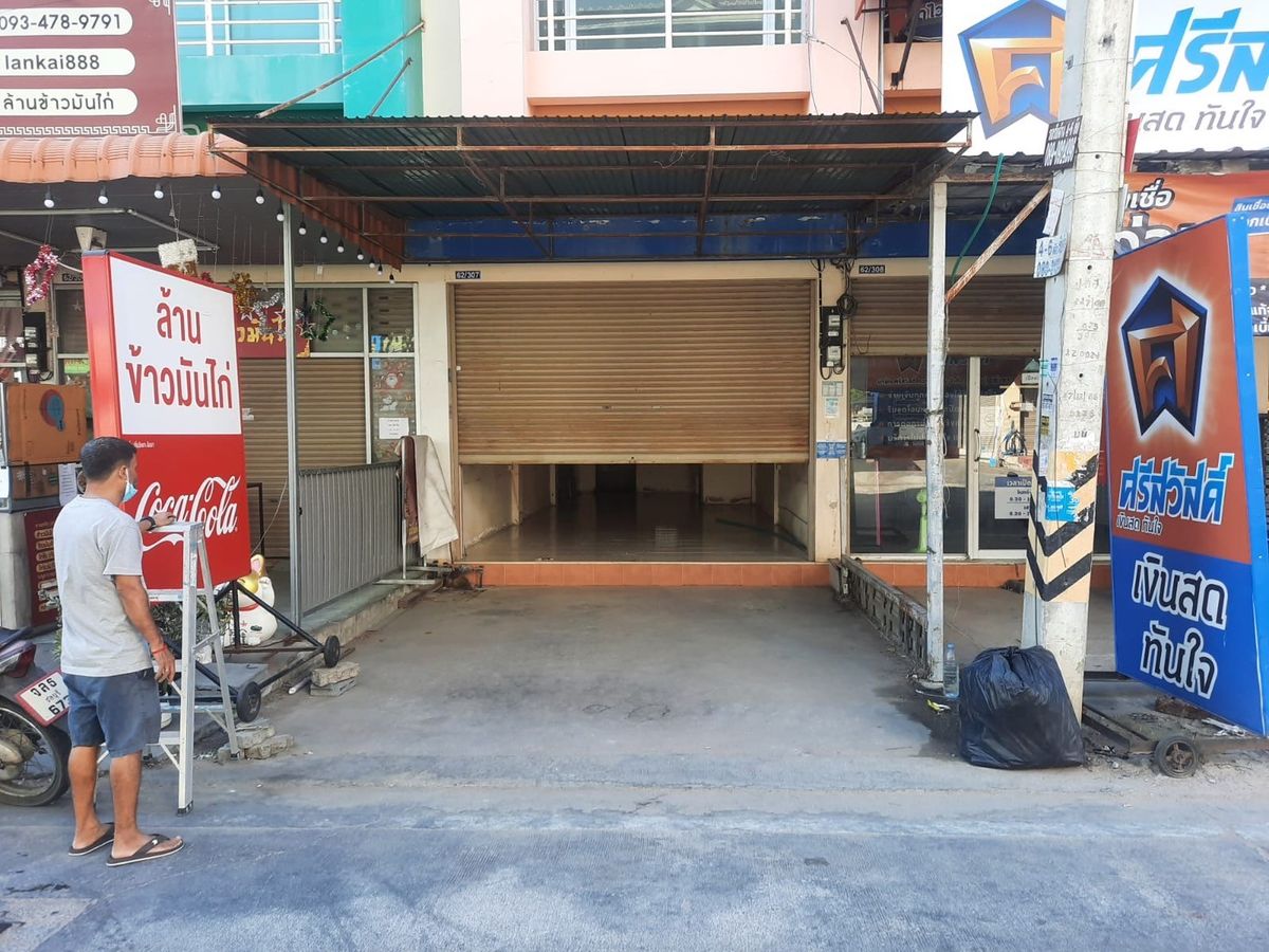 Shop HousePattaya, Bangsaen, Chonburi : Selling a 4 -story commercial building next to Thepprasit Road, Soi 6, Bang Lamung, the building is neat. Ready to use immediately There is 1 parking lot.