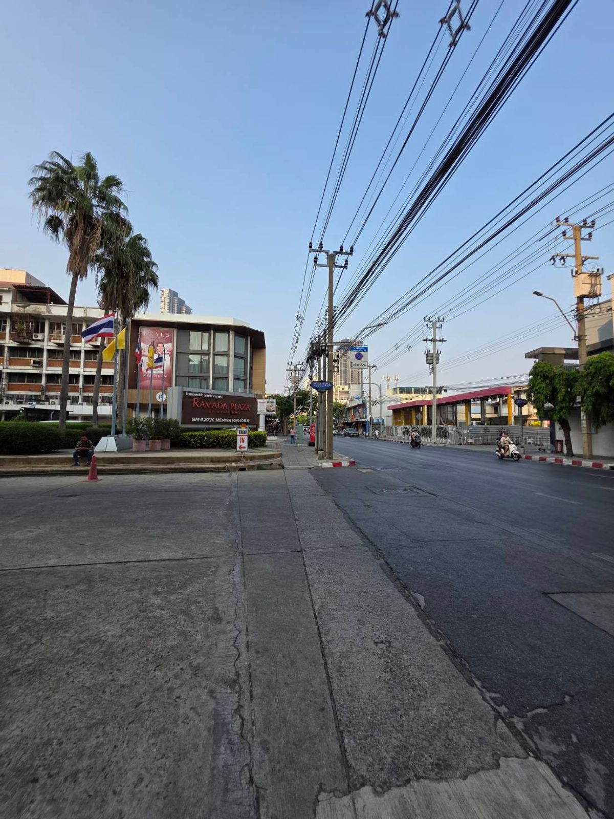 For SaleShop HouseSathorn, Narathiwat : Selling a 4 -story building+mezzanine on Charoen Krung Road, Golden Location near Asiatique. There is a parking lot.