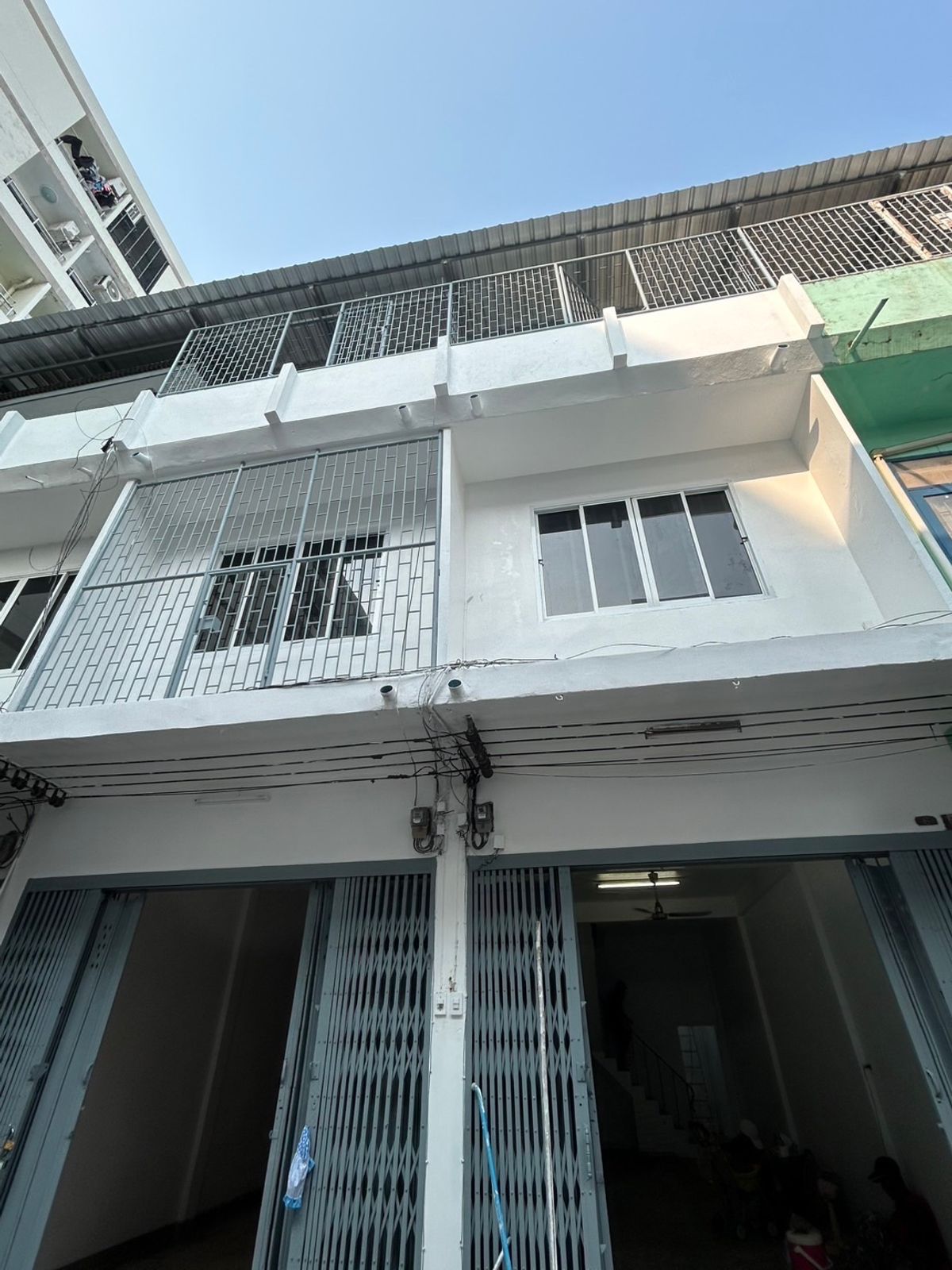 For RentShop HouseWongwianyai, Charoennakor : Building for rented a new renovated Taksin 22 side of the Navy  Rental fee 11000 baht per month, 2 year contract  