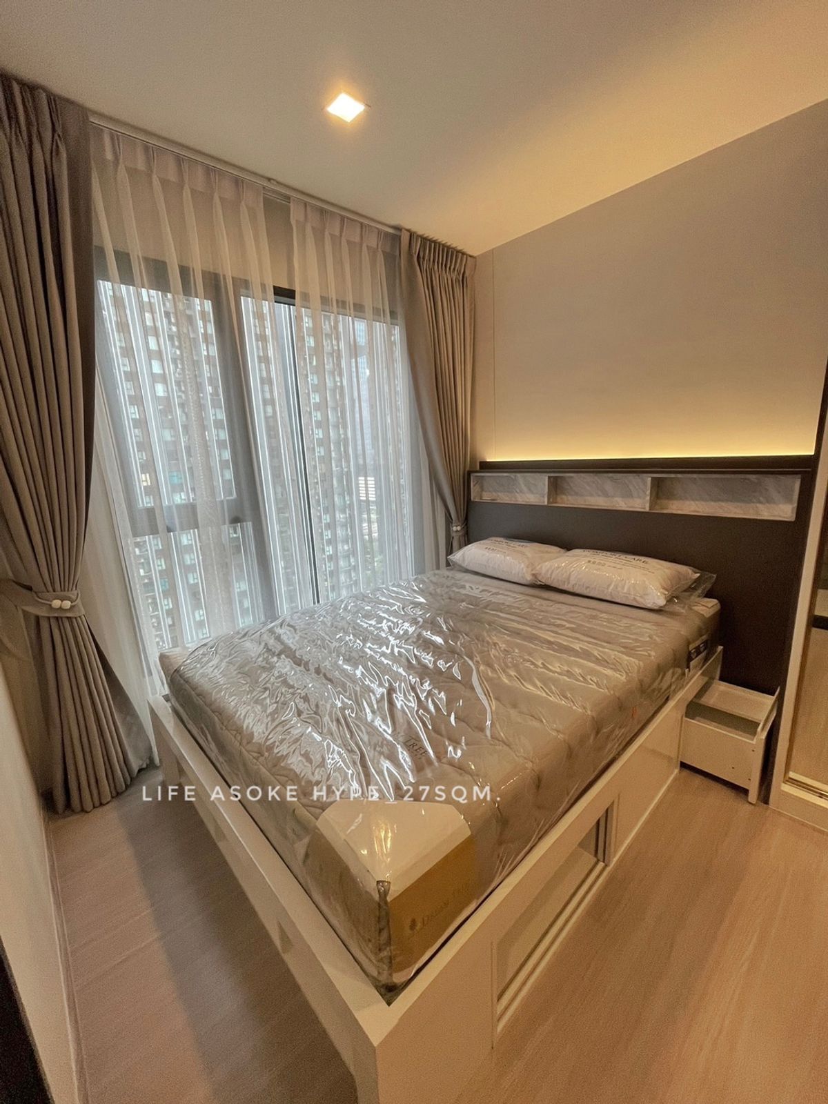 For RentCondoRama9, Petchburi, RCA : Here it is in good condition, studio, Life Asoke Hype (Life Asoke Highness), the central, safe, safe, ready to rent.
