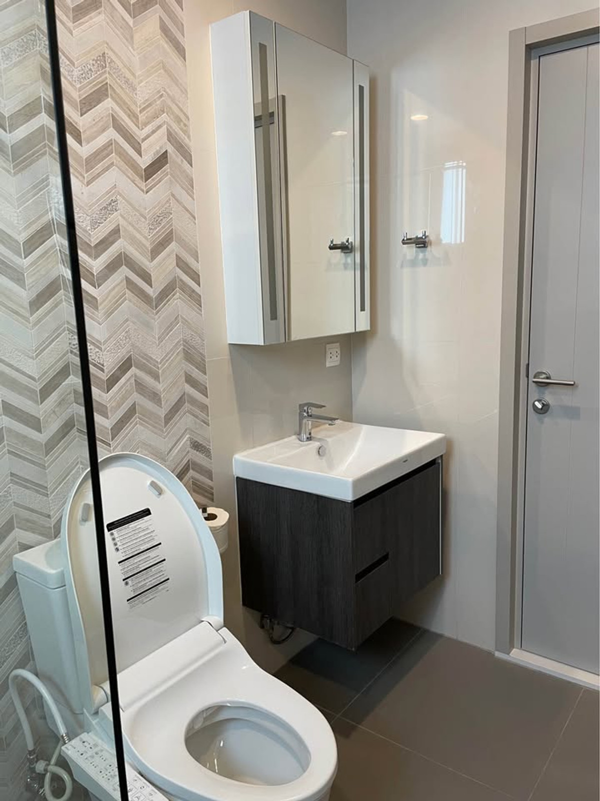 ให้เช่าคอนโดสุขุมวิท อโศก ทองหล่อ : ✨ GT16027 |  คอนโด  Oka Haus Sukhumvit 36 เดินทางสะดวก ใกล้รถไฟฟ้าบีทีเอส มีรถรับส่ง เฟอร์นิเจอร์ครบ พร้อมอยู่ทันที