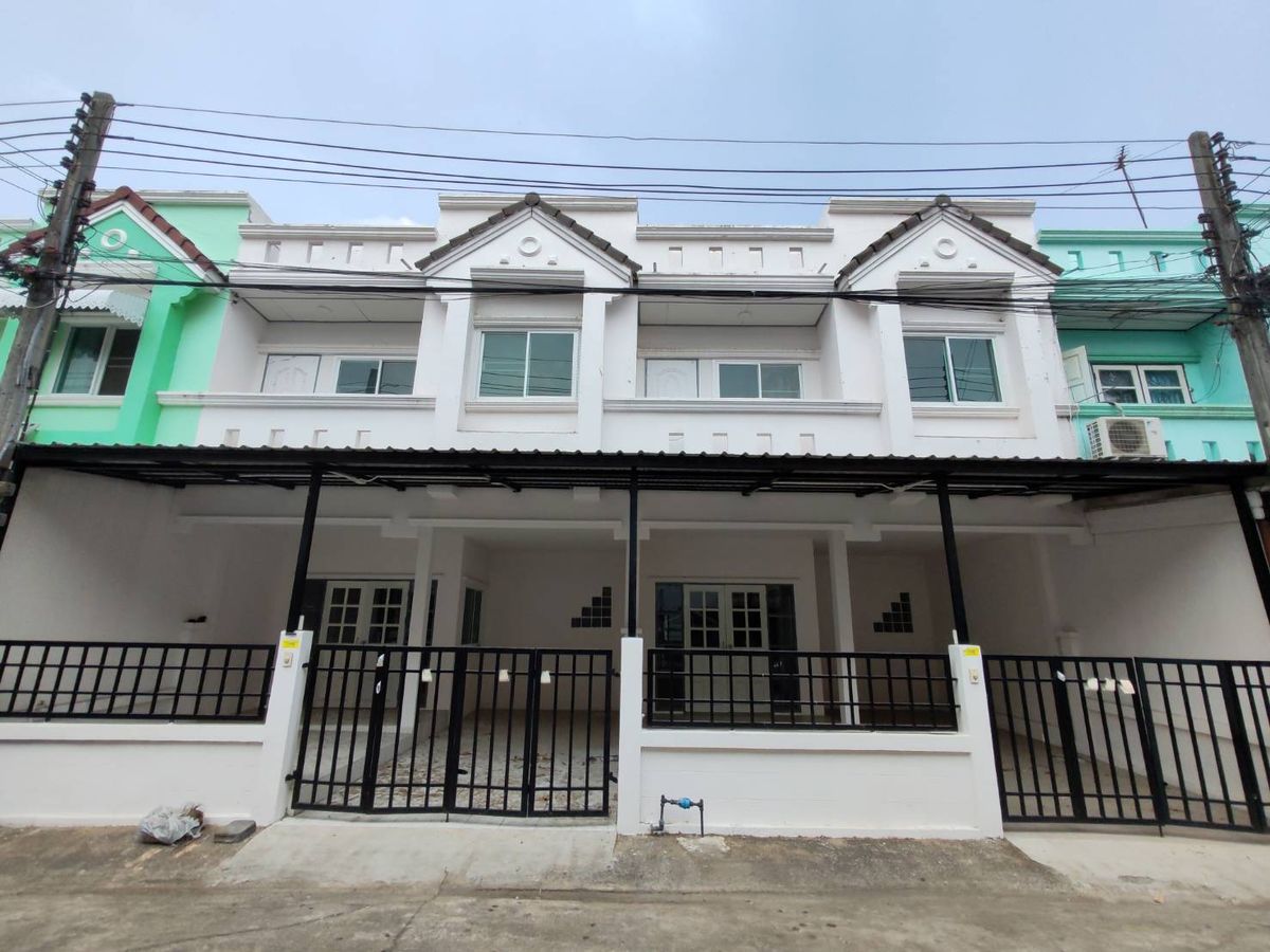 ขายทาวน์โฮมปทุมธานี รังสิต ธรรมศาสตร์ : รีโนเวทใหม่ทั้งหลัง พร้อมเข้าอยู่ !!! ขายทาวน์เฮ้าส์ 2 ชั้น 2 หลังติดกัน โครงการบ้านฟ้ารังสิต คลอง 4 เนื้อที่รวม 48 ตร.ว. (หลังละ 24 ตร.ว.)เหมาะสำหรับครอบครัวใหญ่ เดินทางสะดวก ใกล้ทางด่วน และ สนามบีจี สเตเดี้ยม