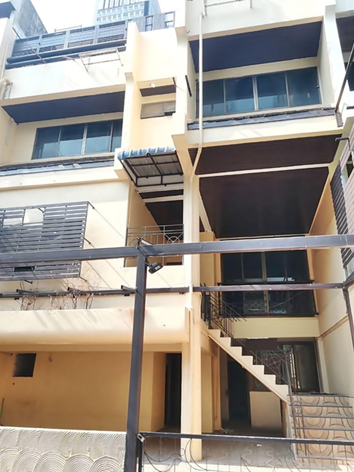 For RentTownhomeNana, North Nana,Sukhumvit13, Soi Nana : Townhouse 34 sqw. in Nana near Bumrungrad Hospital For Rent