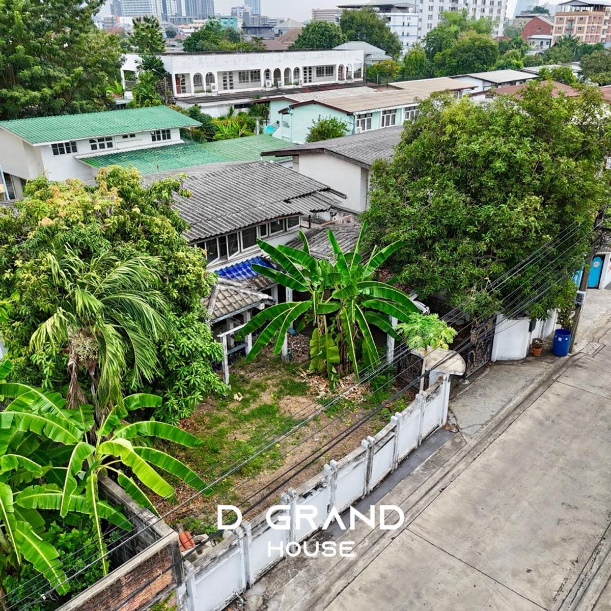 For SaleHouseRama9, Petchburi, RCA : Urgent sale of land with old house 104 sq.w., very good location behind The Nine Rama 9! ✨🔥 Golden opportunities of investors - or anyone who is looking for a good location in the middle of the city! 💎