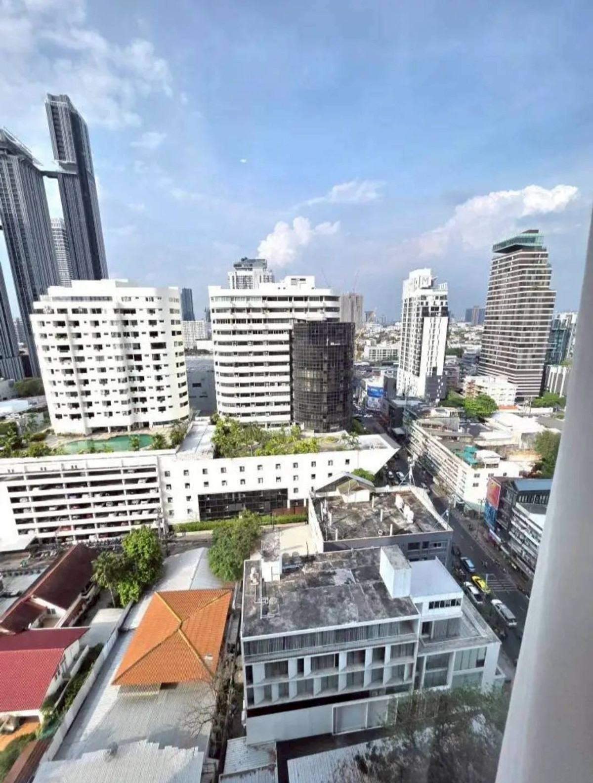 For RentCondoSukhumvit, Asoke, Thonglor : ✨ GT16033 | Condo Rhythm Ekkamai Estate, convenient travel, near BTS, shuttle available, fully furnished. Ready to move in immediately.