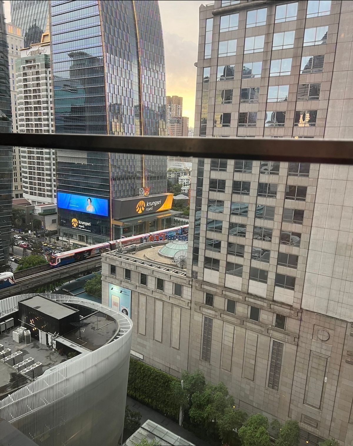 For SaleCondoWitthayu, Chidlom, Langsuan, Ploenchit : Noble Ploenchit Condo, convenient to travel, near BTS, have a full furniture shuttle. Ready to sell immediately  