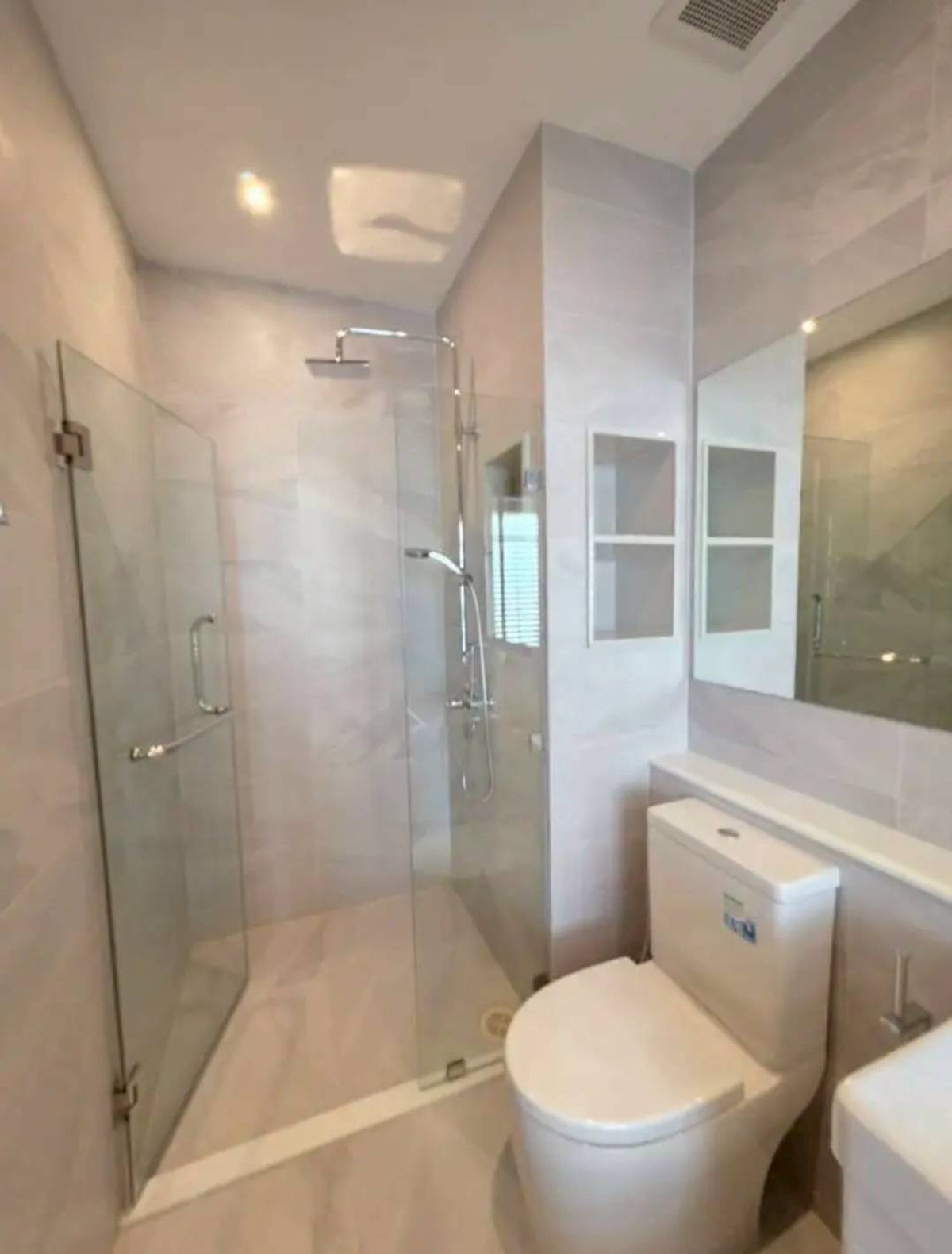 For RentCondoSukhumvit, Asoke, Thonglor : ✨ GT16033 | Condo Rhythm Ekkamai Estate, convenient travel, near BTS, shuttle available, fully furnished. Ready to move in immediately.