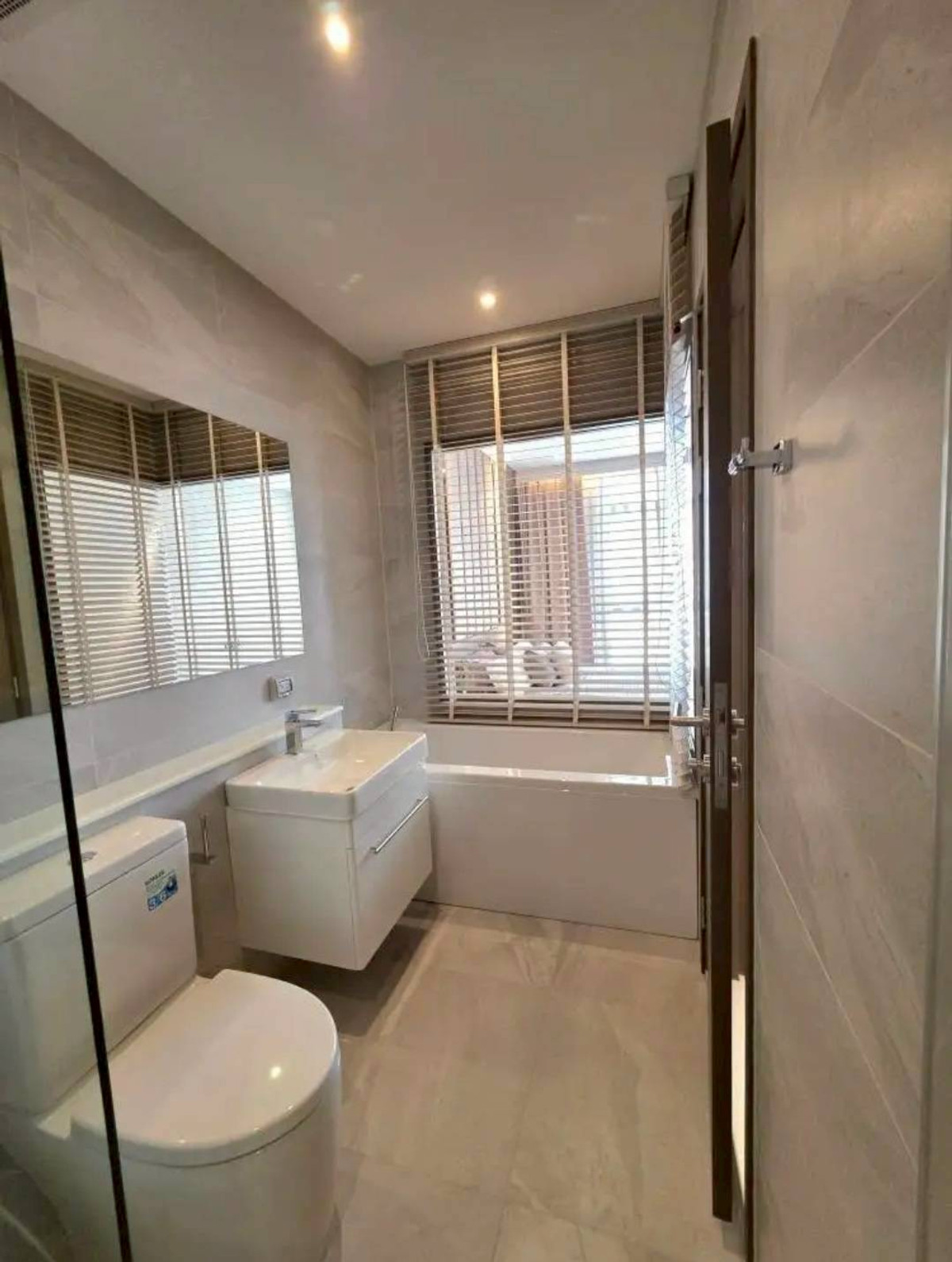 For RentCondoSukhumvit, Asoke, Thonglor : ✨ GT16033 | Condo Rhythm Ekkamai Estate, convenient travel, near BTS, shuttle available, fully furnished. Ready to move in immediately.