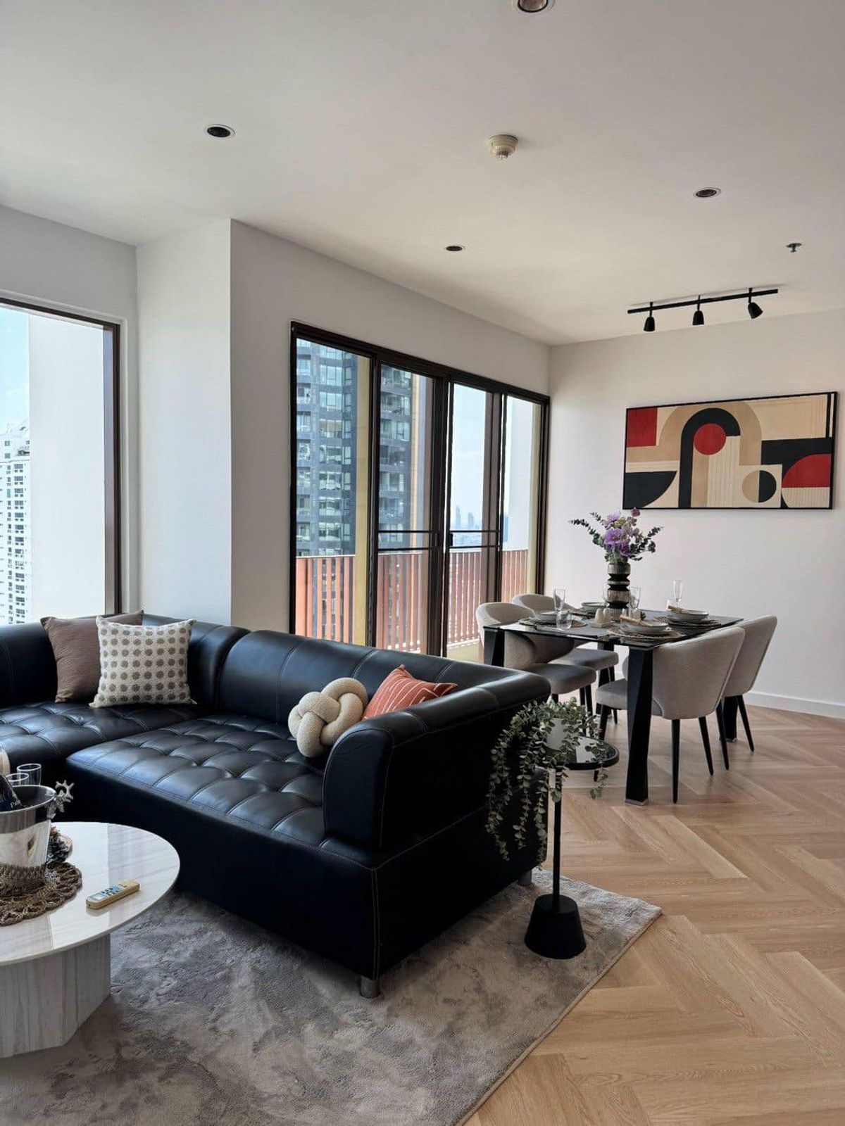 ขายคอนโดสุขุมวิท อโศก ทองหล่อ : For Sale The Emporio Place สุขุมวิท 24 ติดต่อ 095-530-0101 (เอ็มมี่)