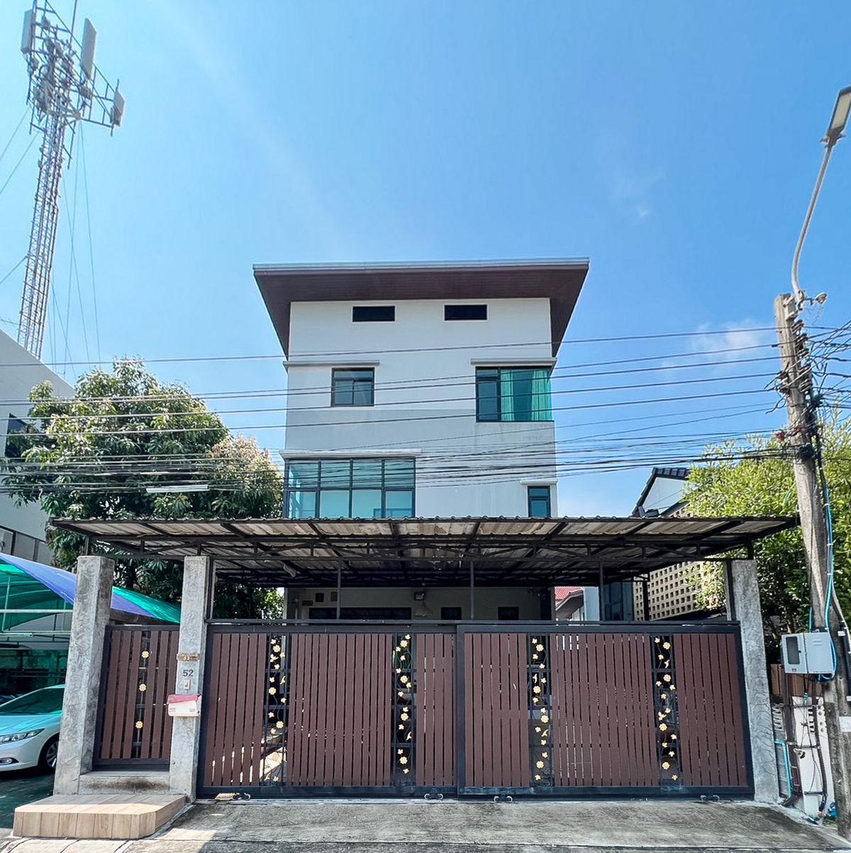 ขายบ้านนวมินทร์ รามอินทรา : 📍 ขอปล่อยต่อ บ้านเดี่ยว 3 ชั้น ซอยรามอินทรา 65 แยก 2 พร้อมเฟอร์นิเจอร์ทุกเซ็ท เพียง 5.5 ล้าน  เดินทางสะดวกใกล้ MRT รามอินทรา กม.6 เพียง 4 นาที เชื่อมต่อถนนได้หลายเส้นทาง ทั้ง ถนนรามอินทรา  ถนนคู้บอน ถนนเลียบวงแหวนกาญจนาฯ ถนนวัชรพล และถนนสุขาภิบาล5