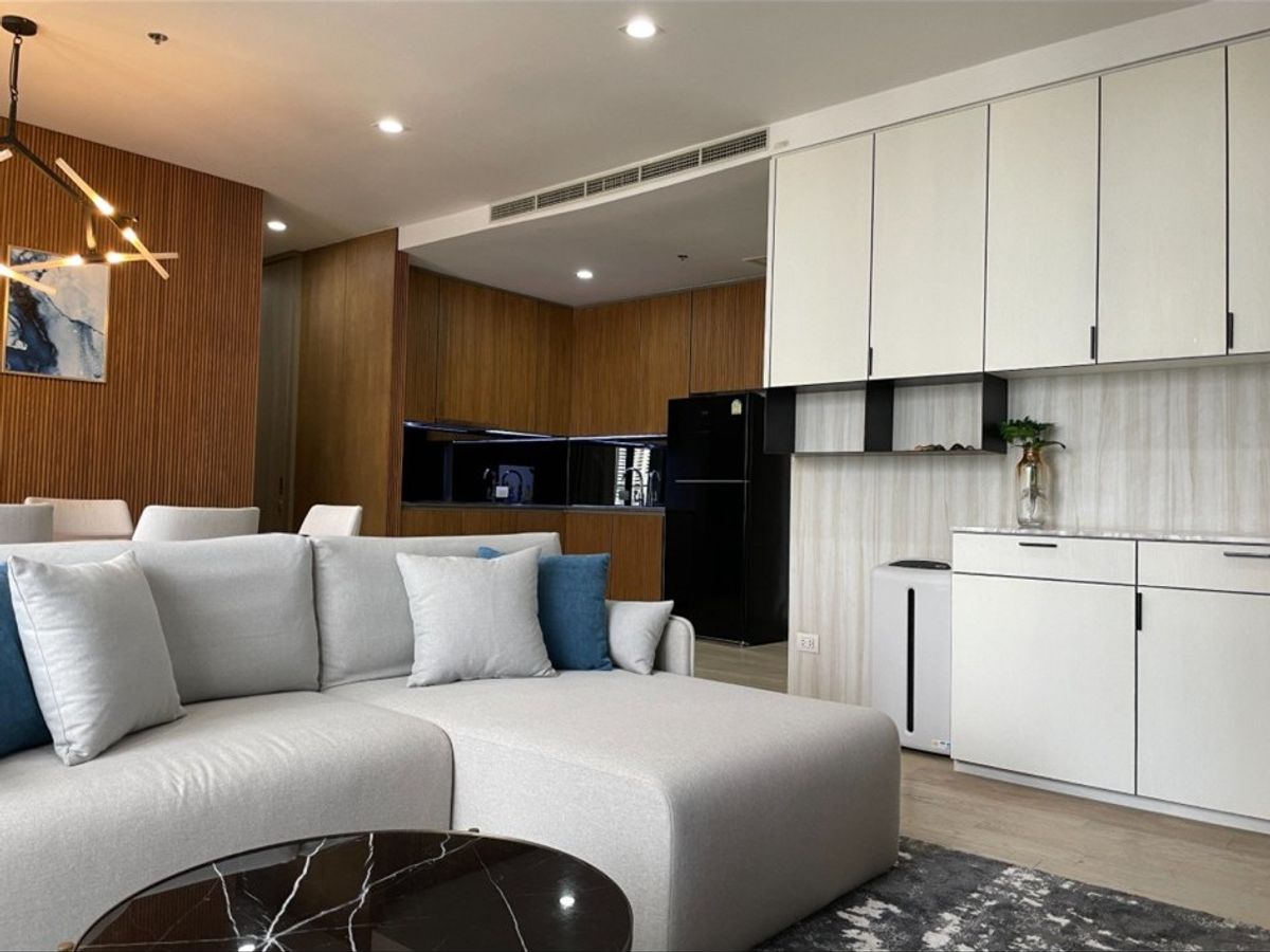 For RentCondoWitthayu, Chidlom, Langsuan, Ploenchit : ♦ Newly refurbished ♦ C Tower, 15+ Floor | 117.00 sq.m., 2 Beds, 2 Baths | Condo skywalk connect to BTS ploenchit and Central Embassy.