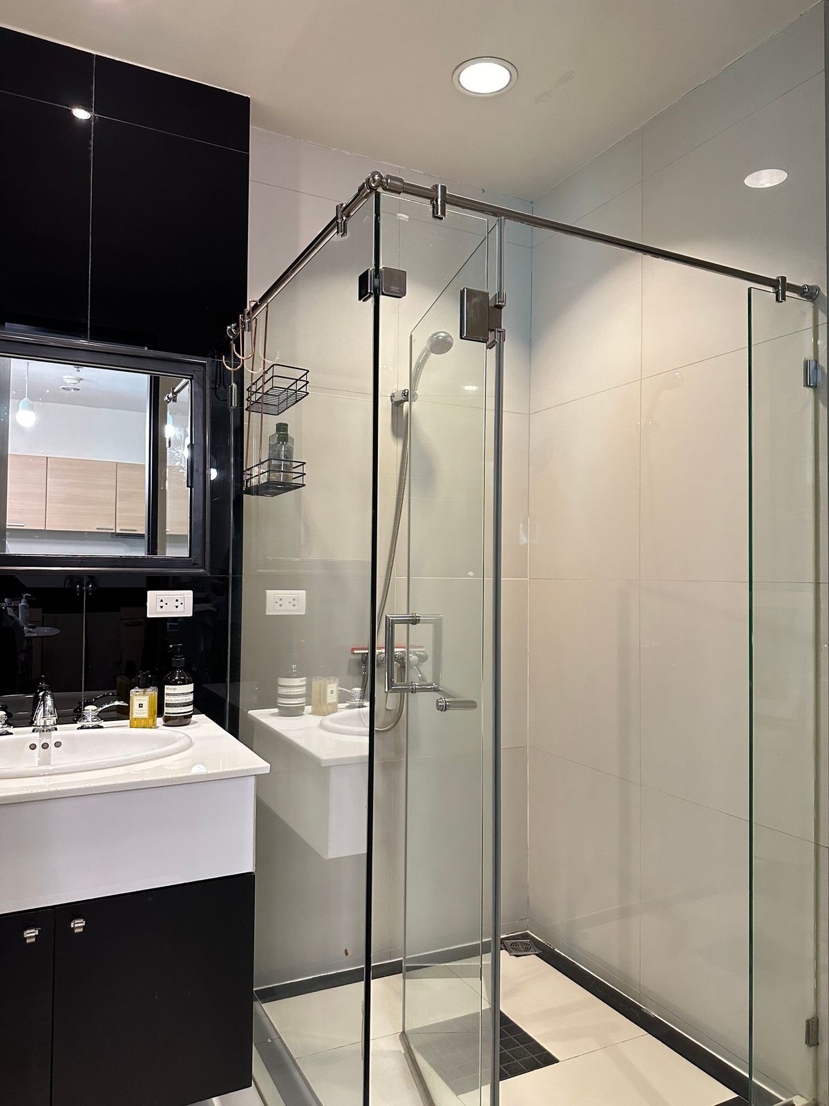 ให้เช่าคอนโดวิทยุ ชิดลม หลังสวน : คอนโด The Address Chidlom เดินทางสะดวก ใกล้รถไฟฟ้าบีทีเอส มีรถรับส่ง เฟอร์นิเจอร์ครบ พร้อมอยู่ทันที