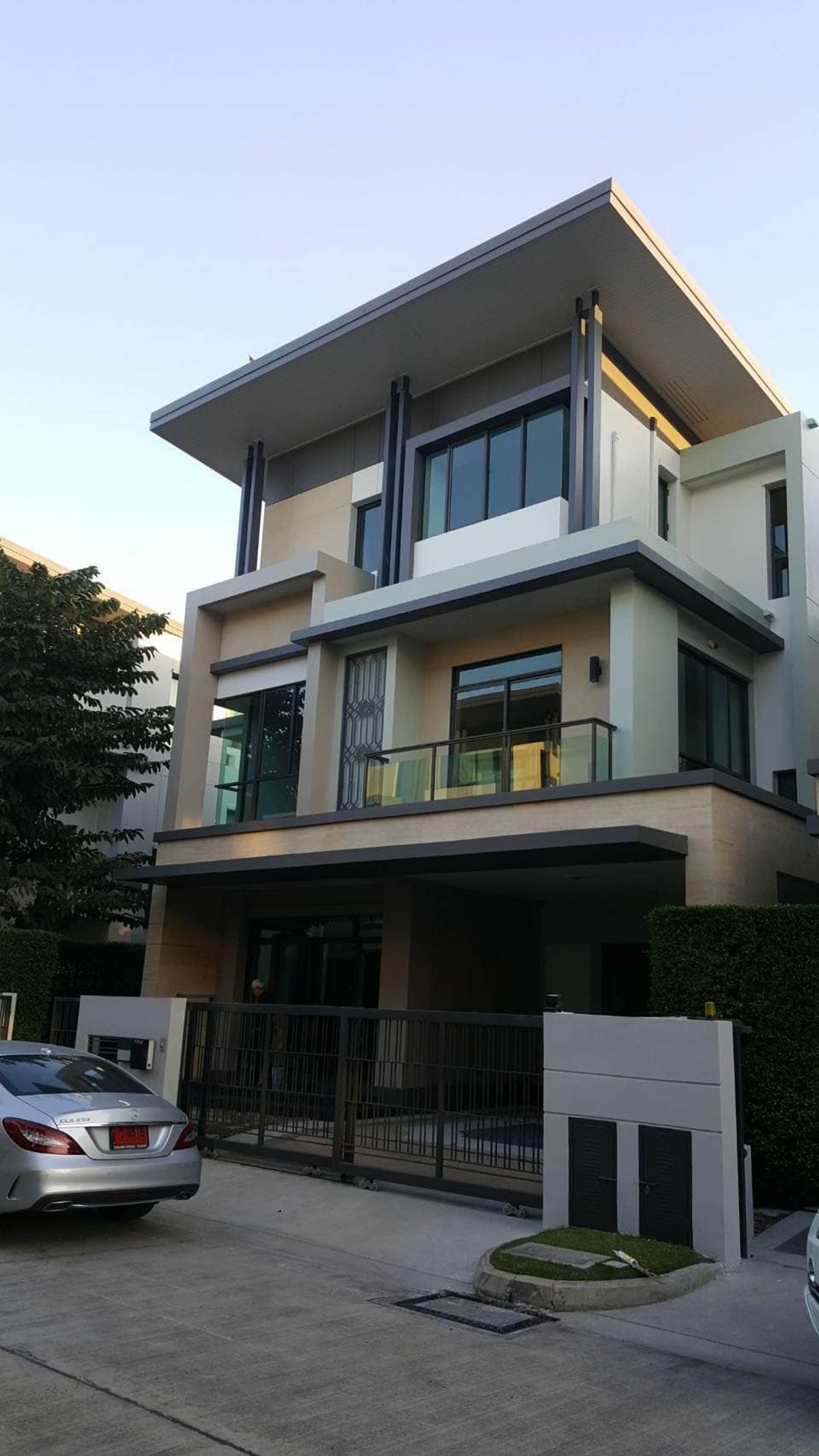 ให้เช่าบ้านเกษตร นวมินทร์ ลาดปลาเค้า : ให้เช่าบ้านเดี่ยว 3 ชั้น หมู่บ้านนาราสิริ โทเพียรี่ 4ห้องนอน 5ห้องน้ำ 