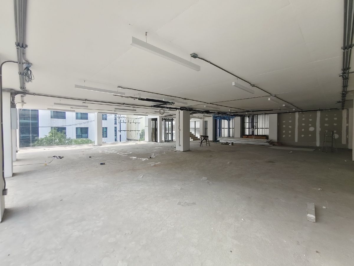 For RentRetail SpaceRama9, Petchburi, RCA : Rent a new building, Rama 9, a total area of ​​1,500 square meters, 20 parking. There is an elevator with a small billboard, a small hospital, clinic surgery, animal hospitals, luxury furniture center. Home decoration and Interior Design