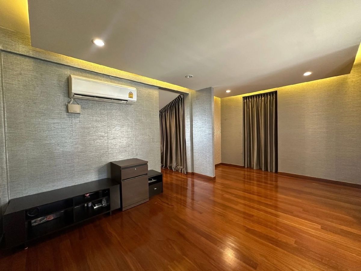 For SaleTownhomeSathorn, Narathiwat : 📢👇 3-Storey Townhome in a Prime Location on Chan Road, Sathorn Area