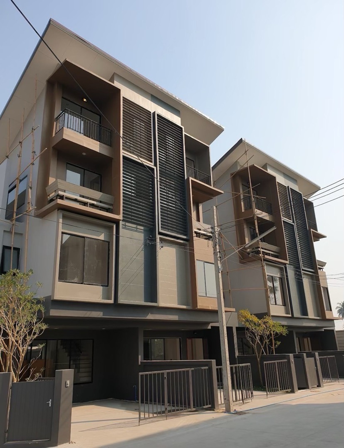 For RentHouseChaengwatana, Muangthong : Twin townhome for rent, 3 and a half floors, Chaengwattana-Ratchaphruek, convenient travel, close to the market, close to Denla International School, only 1.7 kilometers.