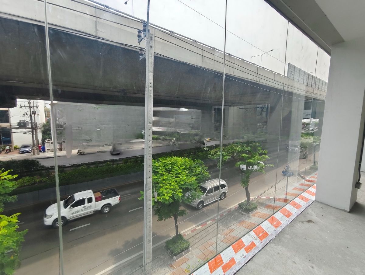 For RentRetail SpaceRama9, Petchburi, RCA : Rent a new building, Rama 9, a total area of ​​1,500 square meters, 20 parking. There is an elevator with a small billboard, a small hospital, clinic surgery, animal hospitals, luxury furniture center. Home decoration and Interior Design