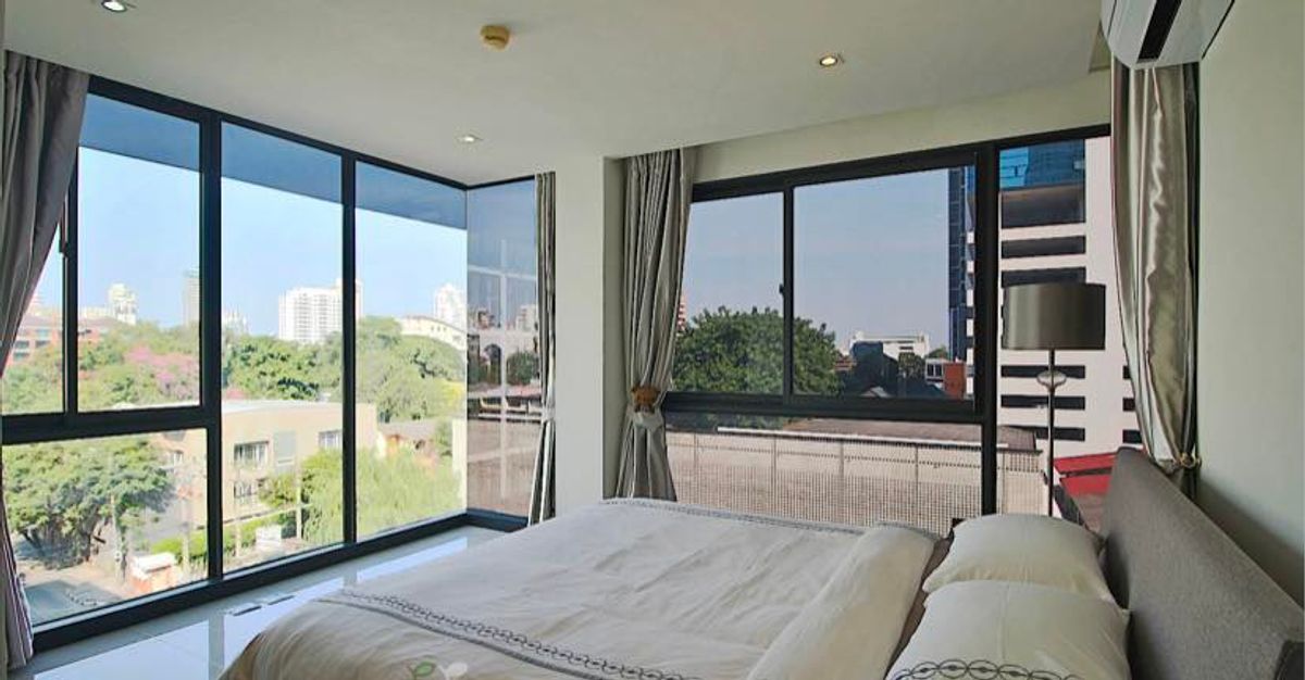 CondoSukhumvit, Asoke, Thonglor : Low-Rise Socio Reference 61 condo. Convenient transportation. Near the BTS Skytrain has a complete furniture shuttle. Ready to stay immediately  