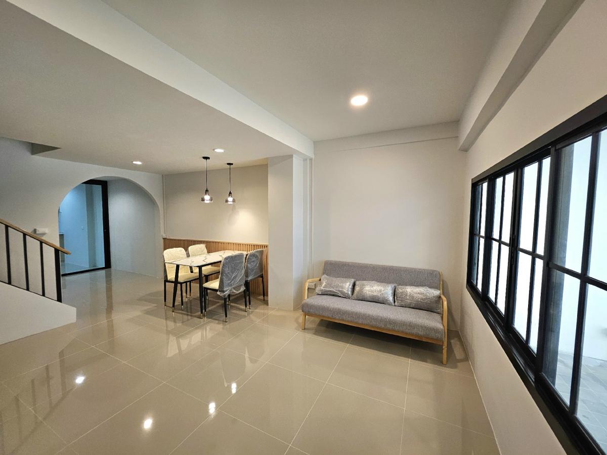 ขายทาวน์โฮมเกษตร นวมินทร์ ลาดปลาเค้า : ทาวน์เฮาส์ ลาดปลาเค้า83 🏡 Newly  Renovated!! พร้อมอยู่ทำใหม่ทั้งหลัง สไตส์ Modern Classic