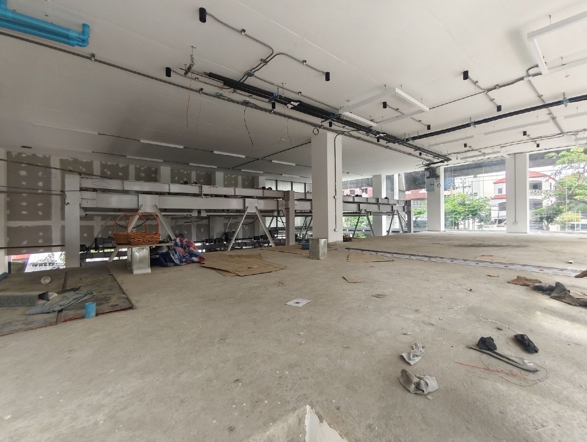 For RentRetail SpaceRama9, Petchburi, RCA : Rent a new building, Rama 9, a total area of ​​1,500 square meters, 20 parking. There is an elevator with a small billboard, a small hospital, clinic surgery, animal hospitals, luxury furniture center. Home decoration and Interior Design