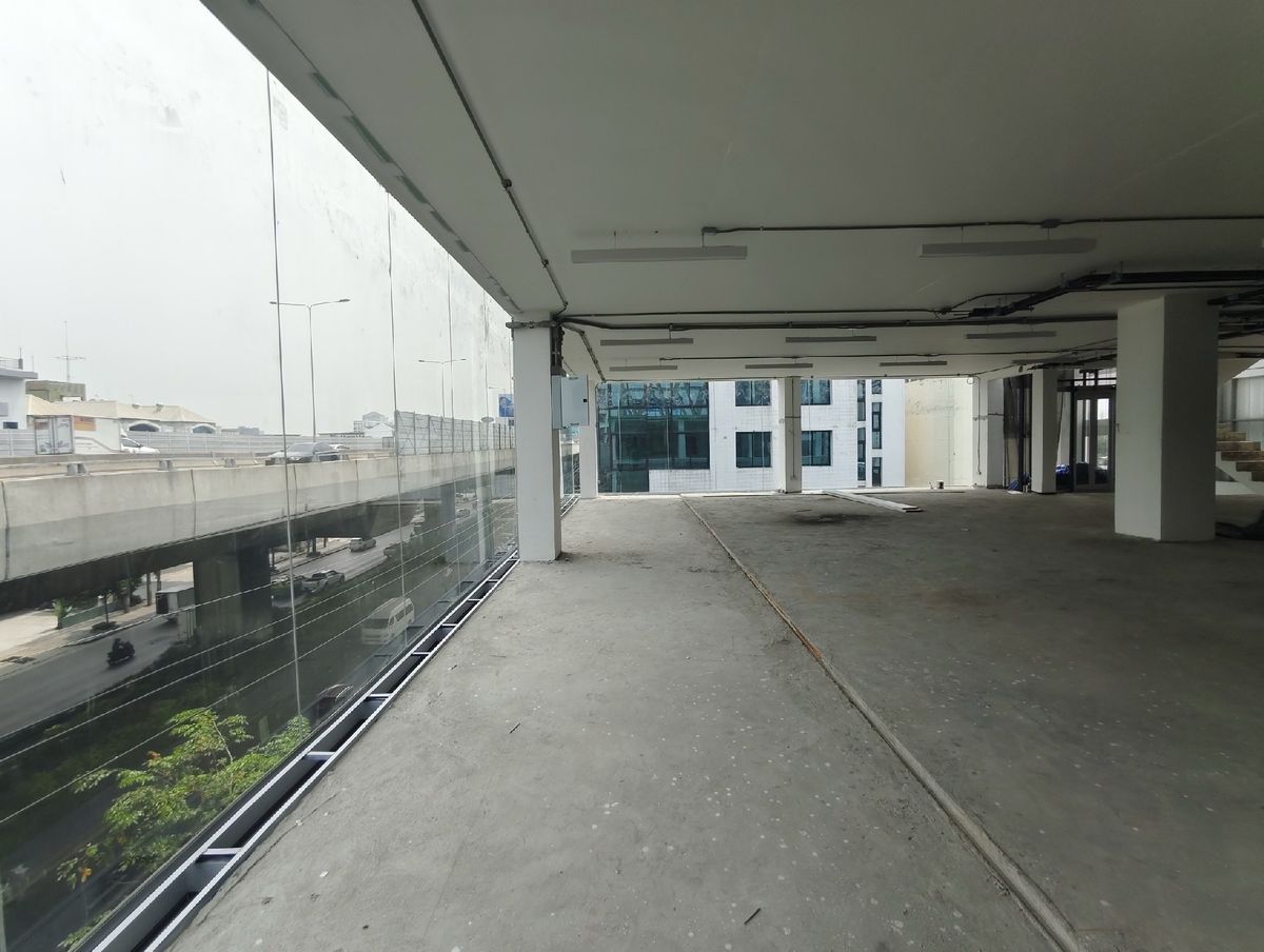 For RentRetail SpaceRama9, Petchburi, RCA : Rent a new building, Rama 9, a total area of ​​1,500 square meters, 20 parking. There is an elevator with a small billboard, a small hospital, clinic surgery, animal hospitals, luxury furniture center. Home decoration and Interior Design