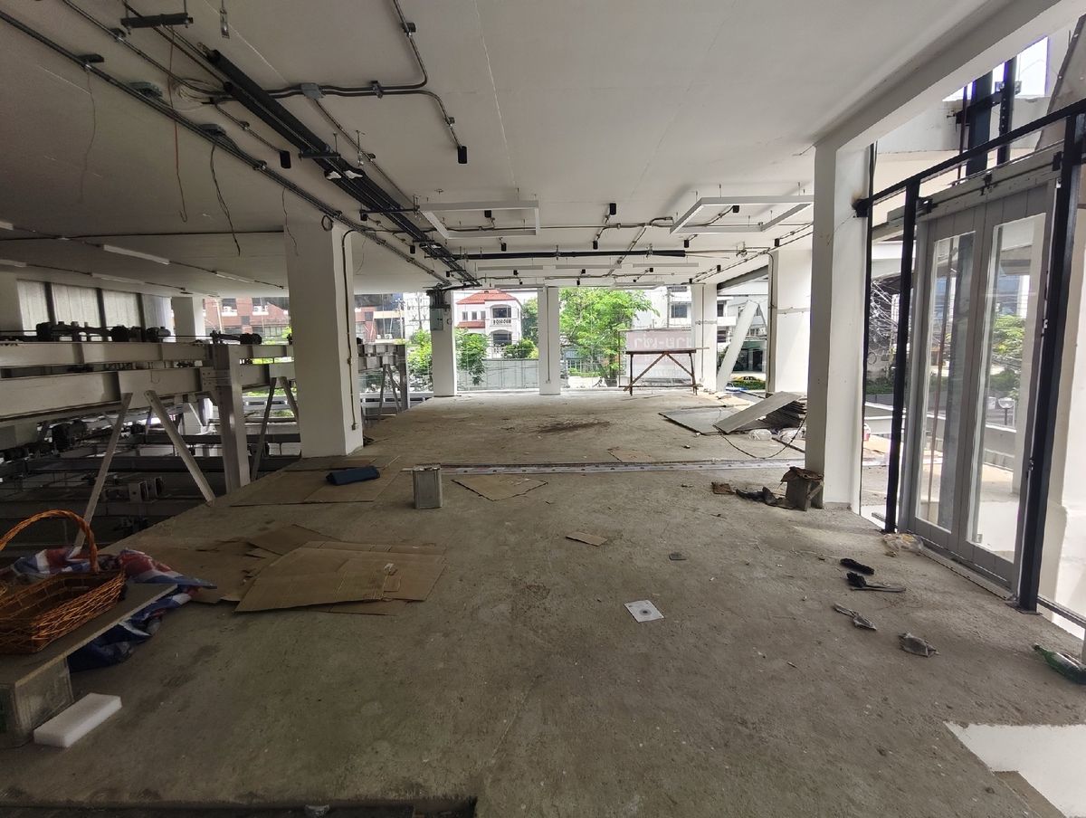 For RentShowroomRama9, Petchburi, RCA : Rent a new building showroom, Rama 9, a gold location on the main road, suitable for business, such as small hospitals, surgery hospitals, animal hospitals, wellness science. Renovate for bone, muscle, health check, vaccine, complete consultation