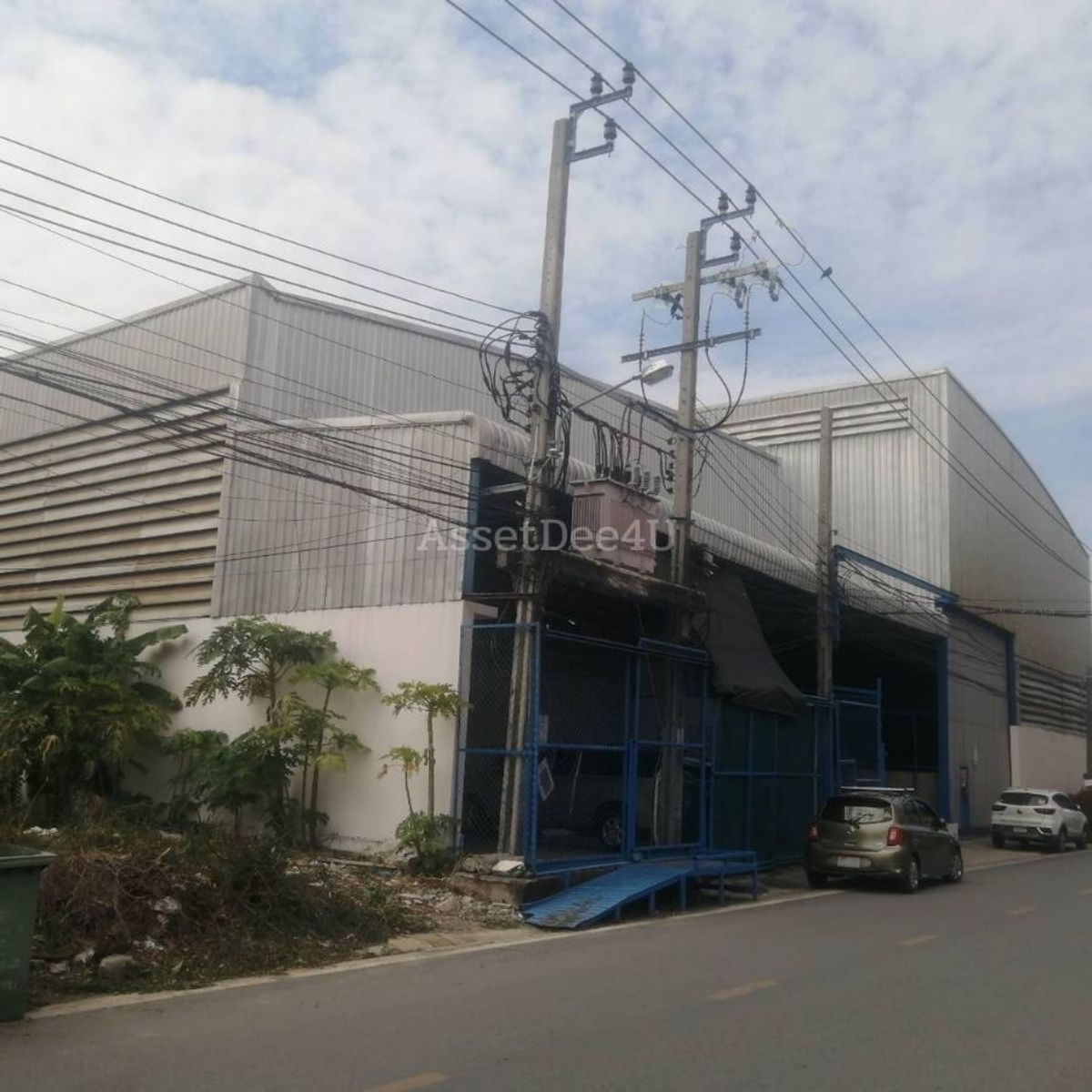 For RentFactorySamut Prakan,Samrong : Factory for rent. There is a license. 4, Purple area, Soi Thai, Thepharak Km. 21, area 1,880 square meters with office. The trailer can enter and exit.