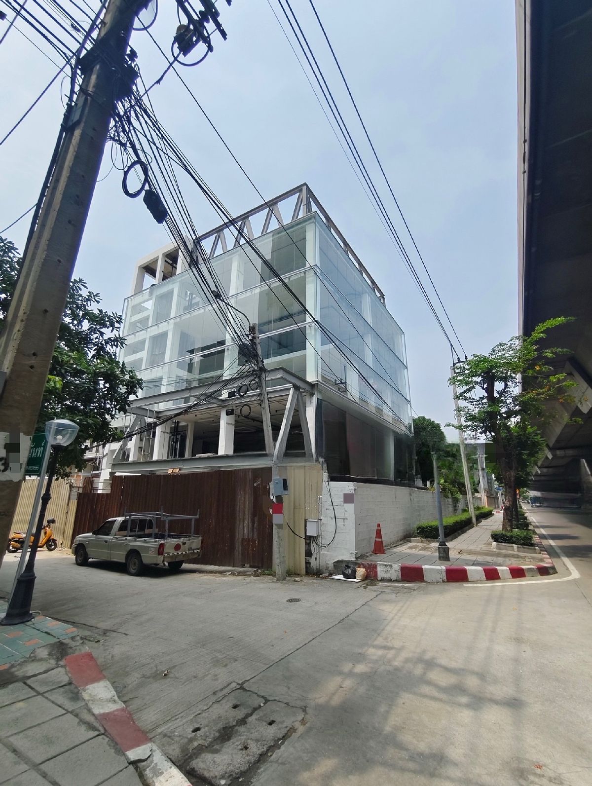 ให้เช่าร้านค้า/ตลาดนัดพระราม 9 เพชรบุรีตัดใหม่ RCA : ปล่อยเช่า อาคารสร้างใหม่ พระราม 9 พื้นที่รวม 1,500 ตารางเมตร 20 ที่จอดรถ มีลิฟต์ ติดป้ายโฆษณาได้ เหมาะ โรงพยาบาลขนาดเล็ก , ศัลยกรรม คลินิก , โรงพยาบาลสัตว์ , ศูนย์รวม เฟอร์นิเจอร์หรู ของตกแต่งบ้าน และ Interior Design
