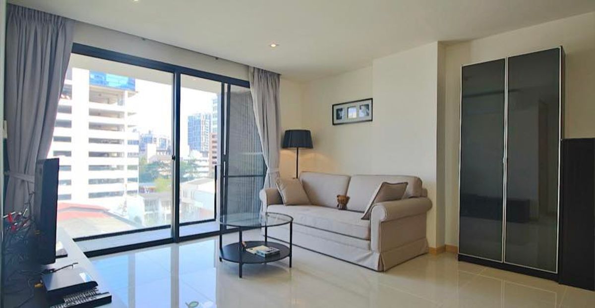 CondoSukhumvit, Asoke, Thonglor : Low-Rise Socio Reference 61 condo. Convenient transportation. Near the BTS Skytrain has a complete furniture shuttle. Ready to stay immediately  
