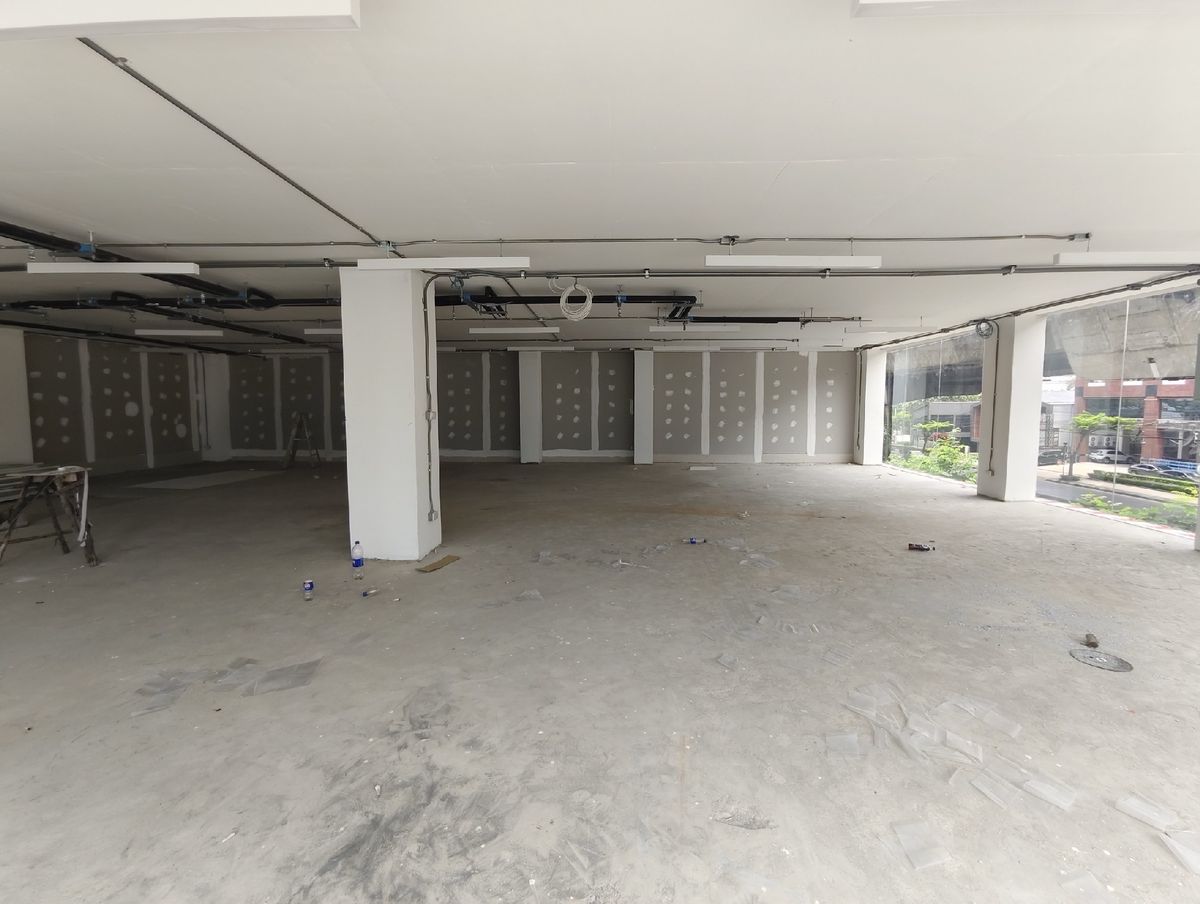 For RentShowroomRama9, Petchburi, RCA : Rent a new building showroom, Rama 9, a gold location on the main road, suitable for business, such as small hospitals, surgery hospitals, animal hospitals, wellness science. Renovate for bone, muscle, health check, vaccine, complete consultation