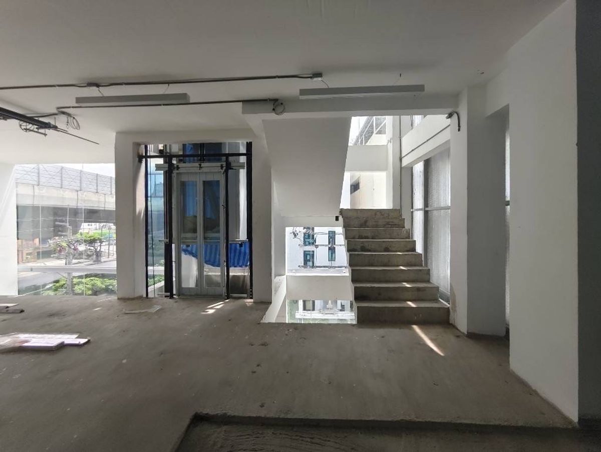 For RentRetail SpaceRama9, Petchburi, RCA : Rent a new building, Rama 9, a total area of ​​1,500 square meters, 20 parking. There is an elevator with a small billboard, a small hospital, clinic surgery, animal hospitals, luxury furniture center. Home decoration and Interior Design